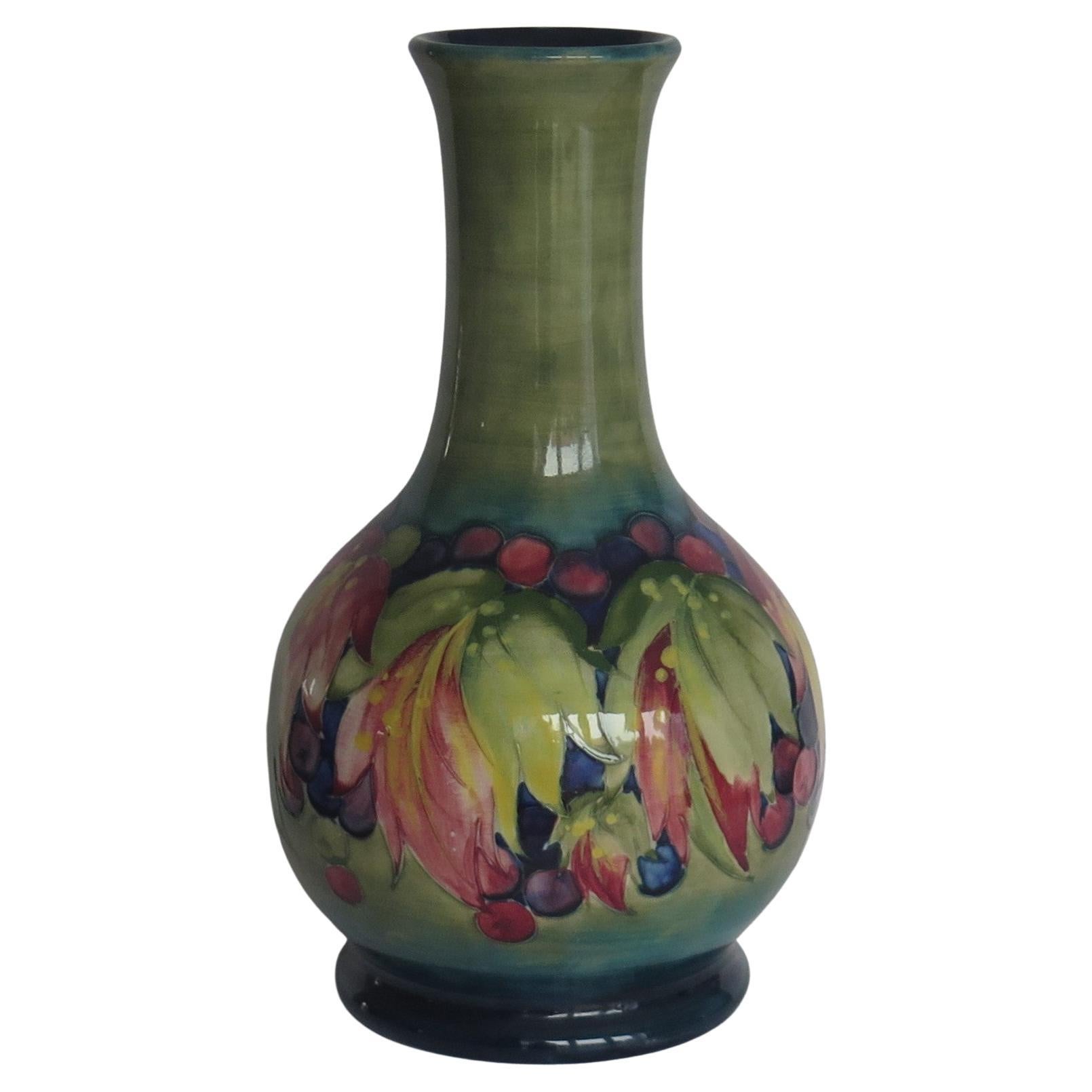 Grand vase en poterie William Moorcroft des débuts, à motif de feuilles d'automne, vers 1930