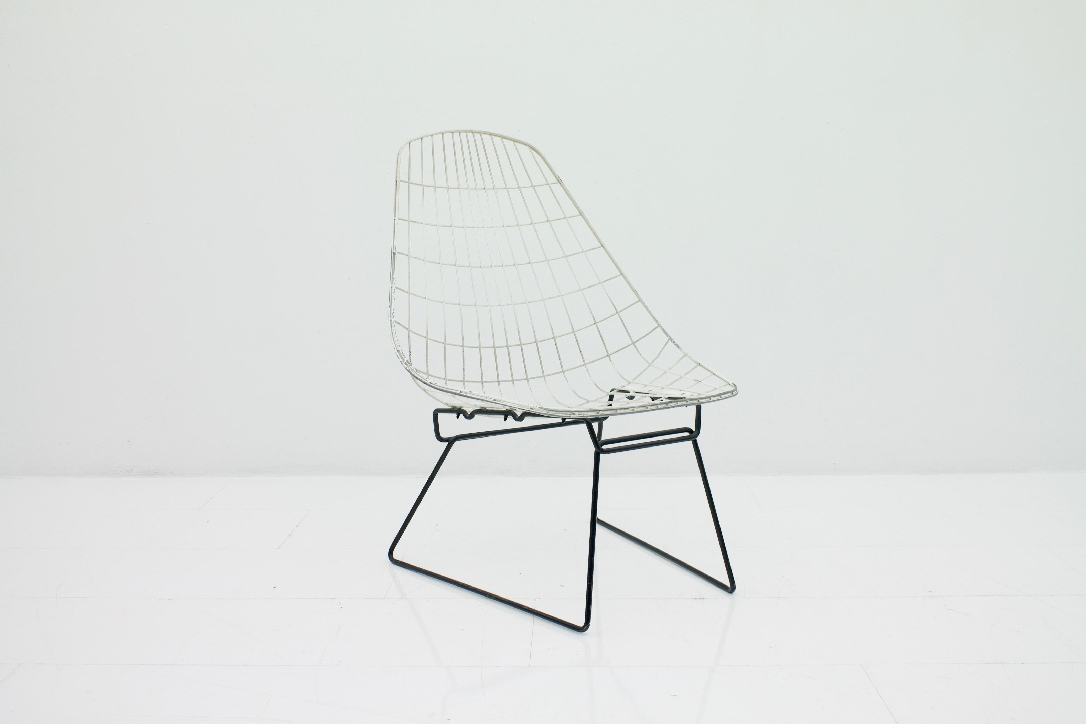 Early wire chair FM05 by Cees Braakman for Pastoe, 1958.
Black white lacquered metal, original upholstery and red fabric cover.
Good original condition.
 