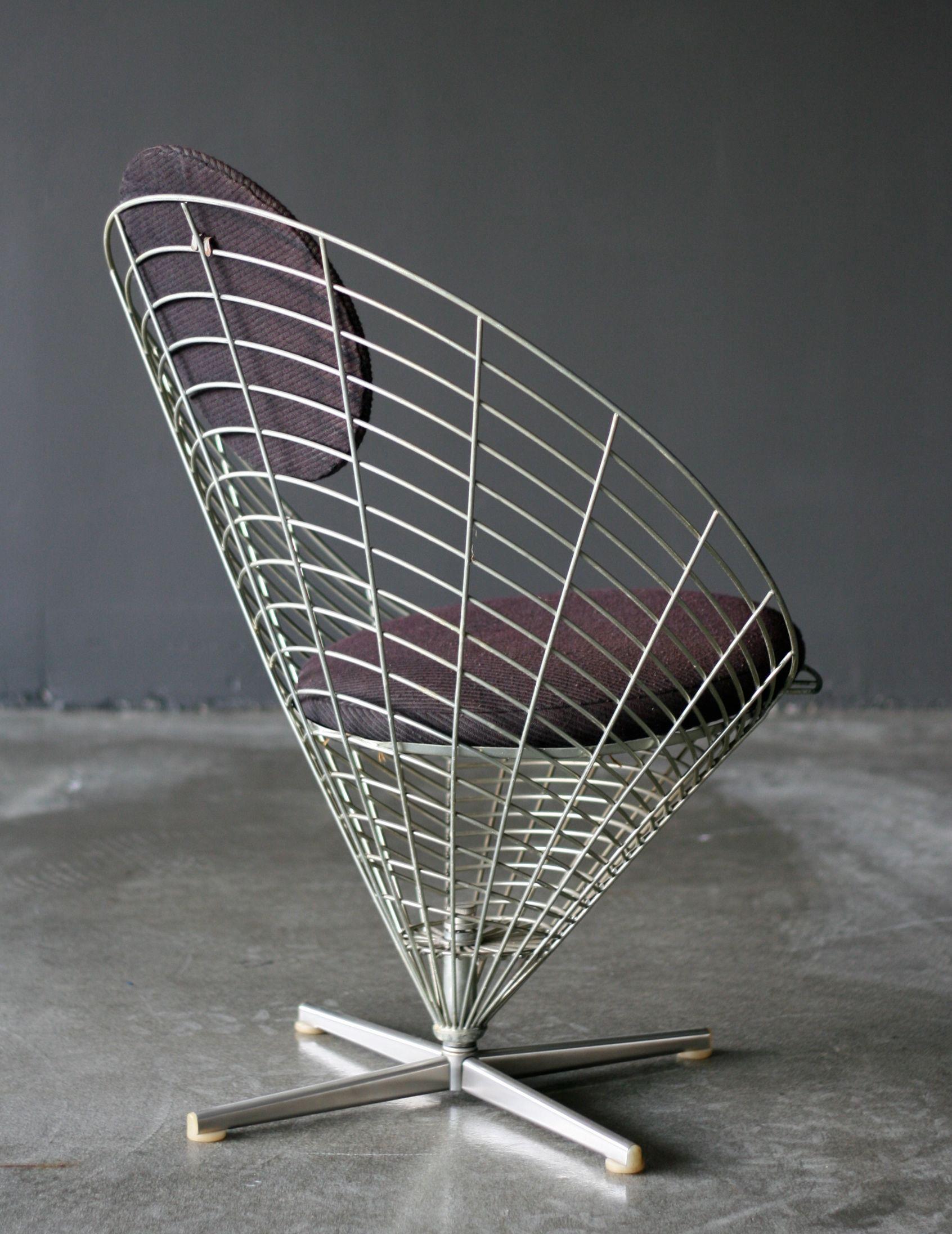 Wire cone lounge chair, designed in 1958 by Verner Panton for Plus Linje.
Very early zinc-plated wire frame, with original Panton Op-Art fabric seat and back in all original flawless condition.