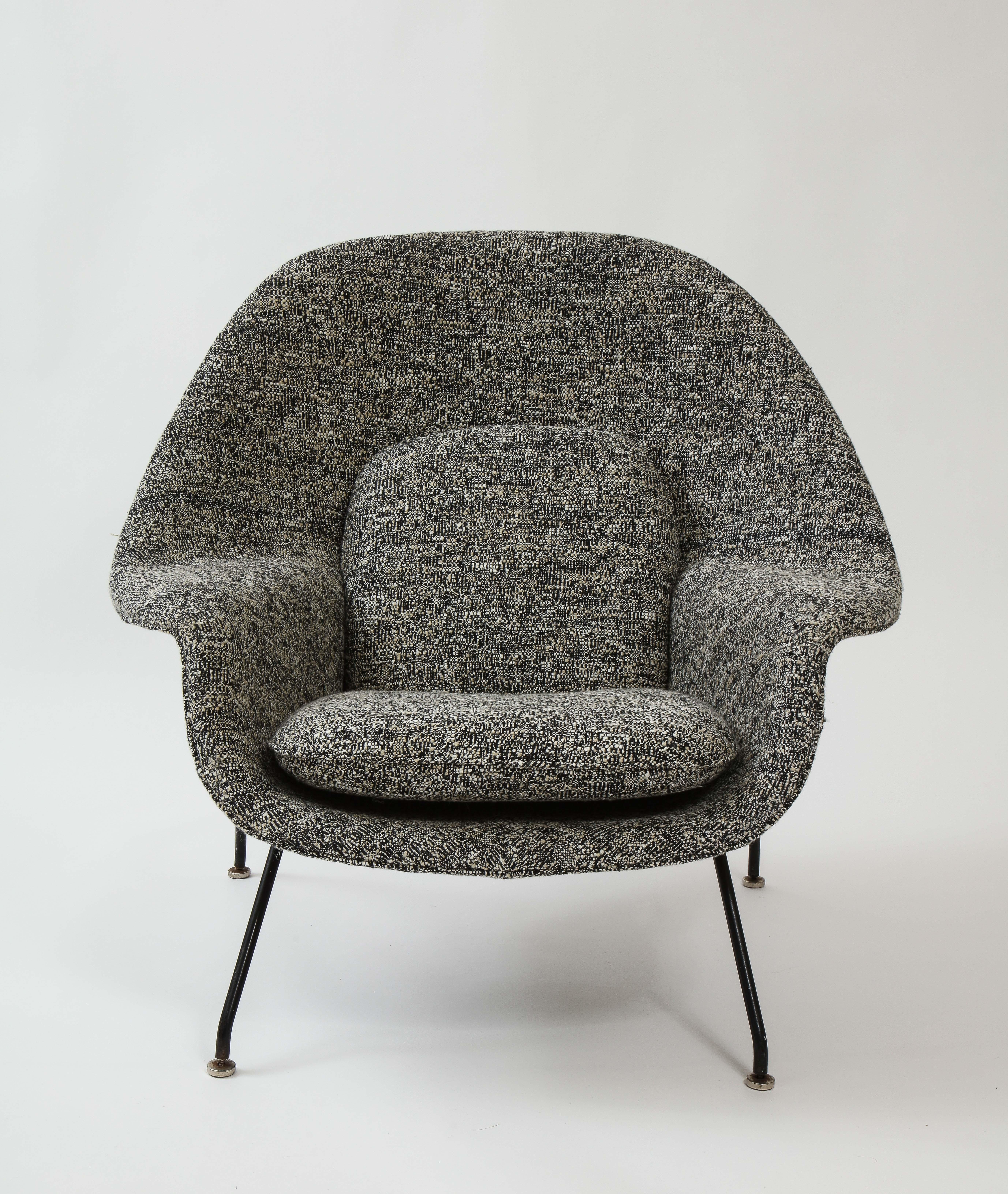 Early womb chair and ottoman, Eero Saarinen
Newly upholstered in black, beige brown soft wool. Both masculine and feminine. A timeless Classic chair.
  