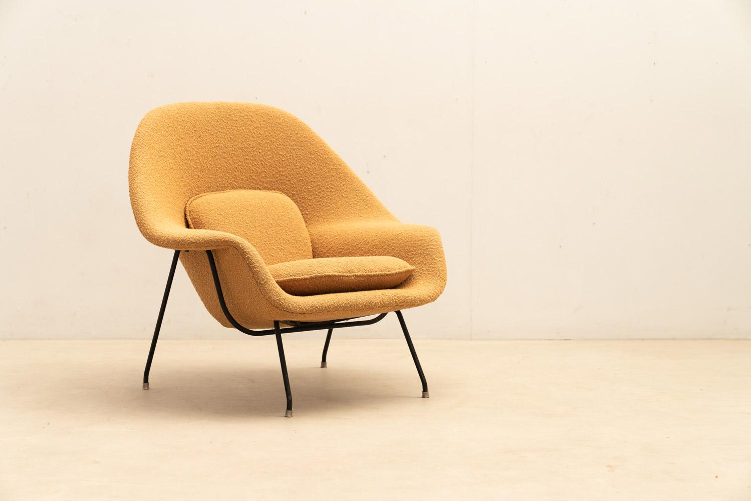 The Womb Chair, designed by Eero Saarinen and produced by Knoll in the 1950s, is a icon of mid-century design. Its curves and form redefine comfort, offering relaxation in any space. Recently reupholstered, it retains its appeal. Whether as a corner