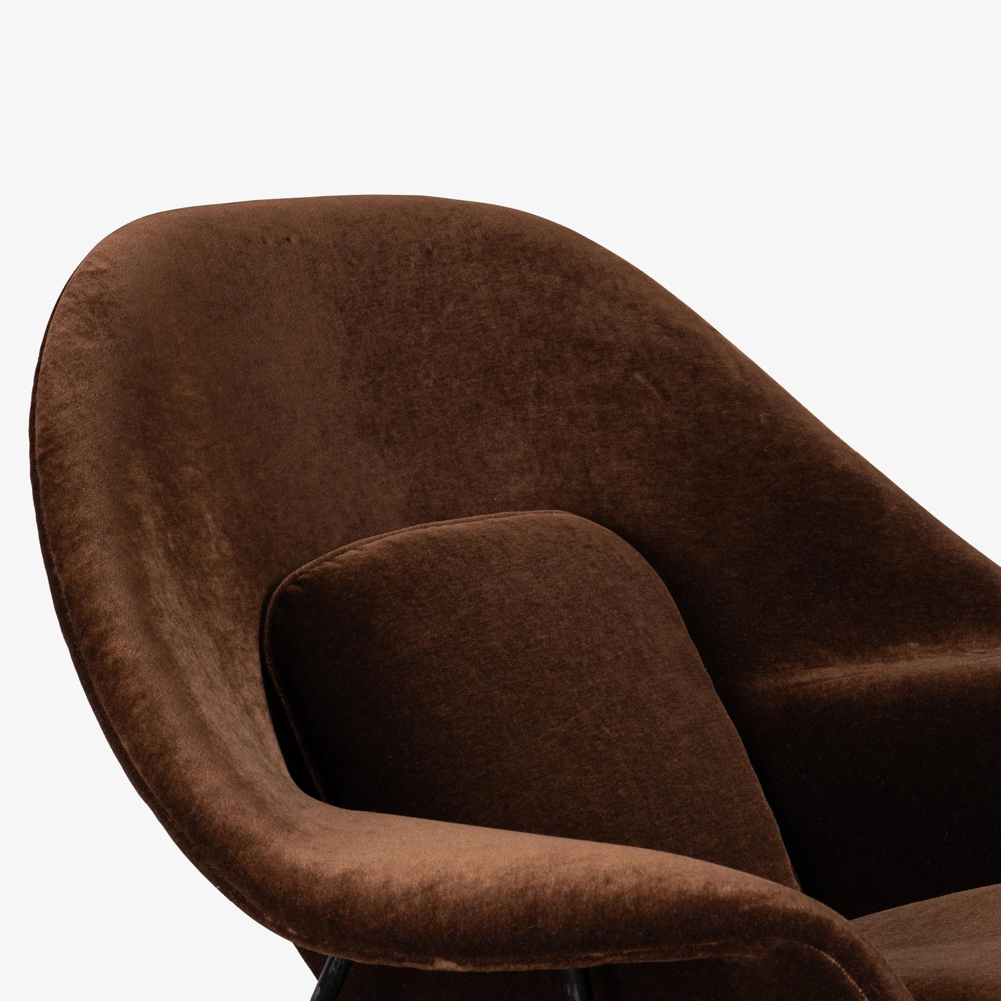 Sedia e ottomana Early Womb in mohair cioccolato di Eero Saarinen per Knoll in vendita 8