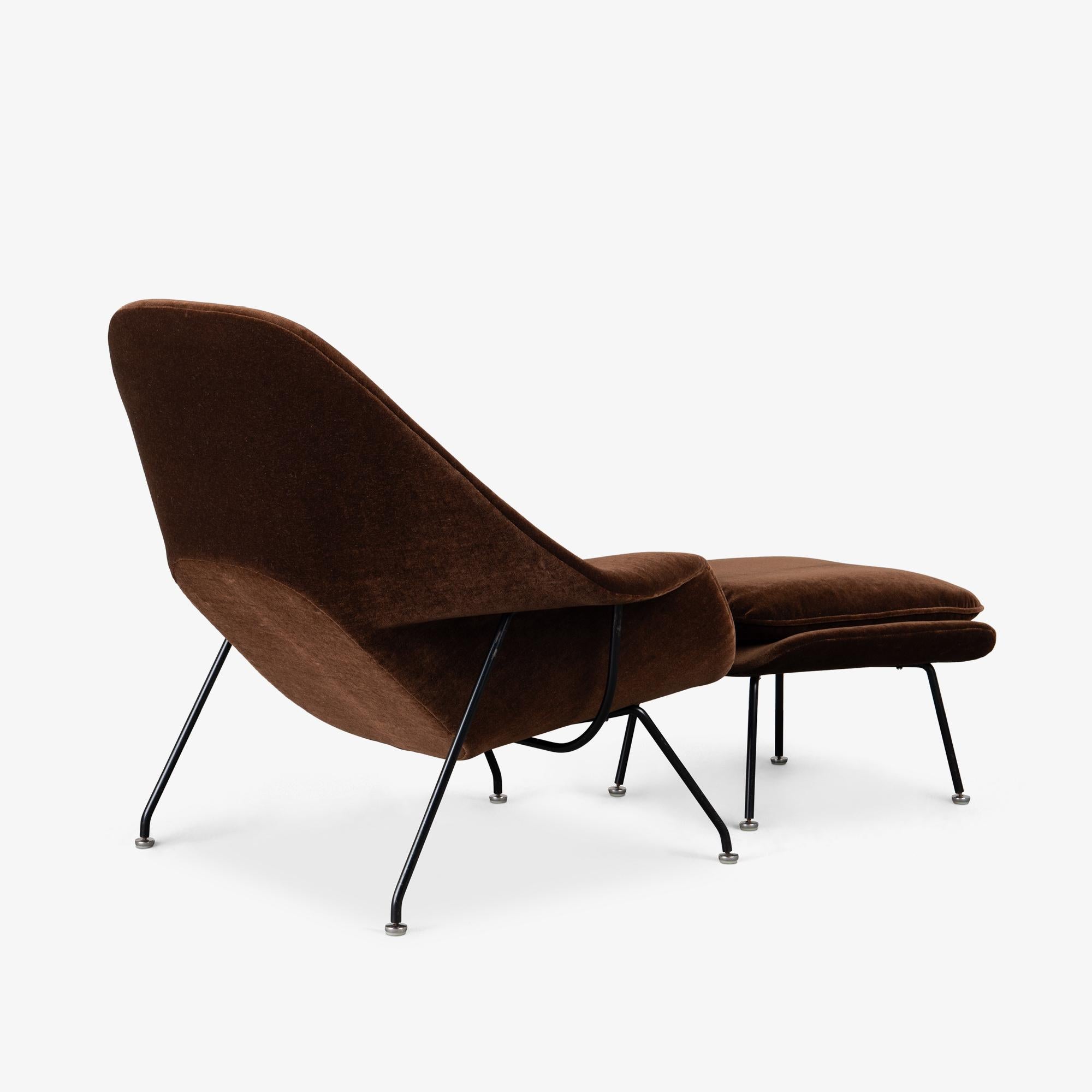 Mid-Century moderno Sedia e ottomana Early Womb in mohair cioccolato di Eero Saarinen per Knoll in vendita