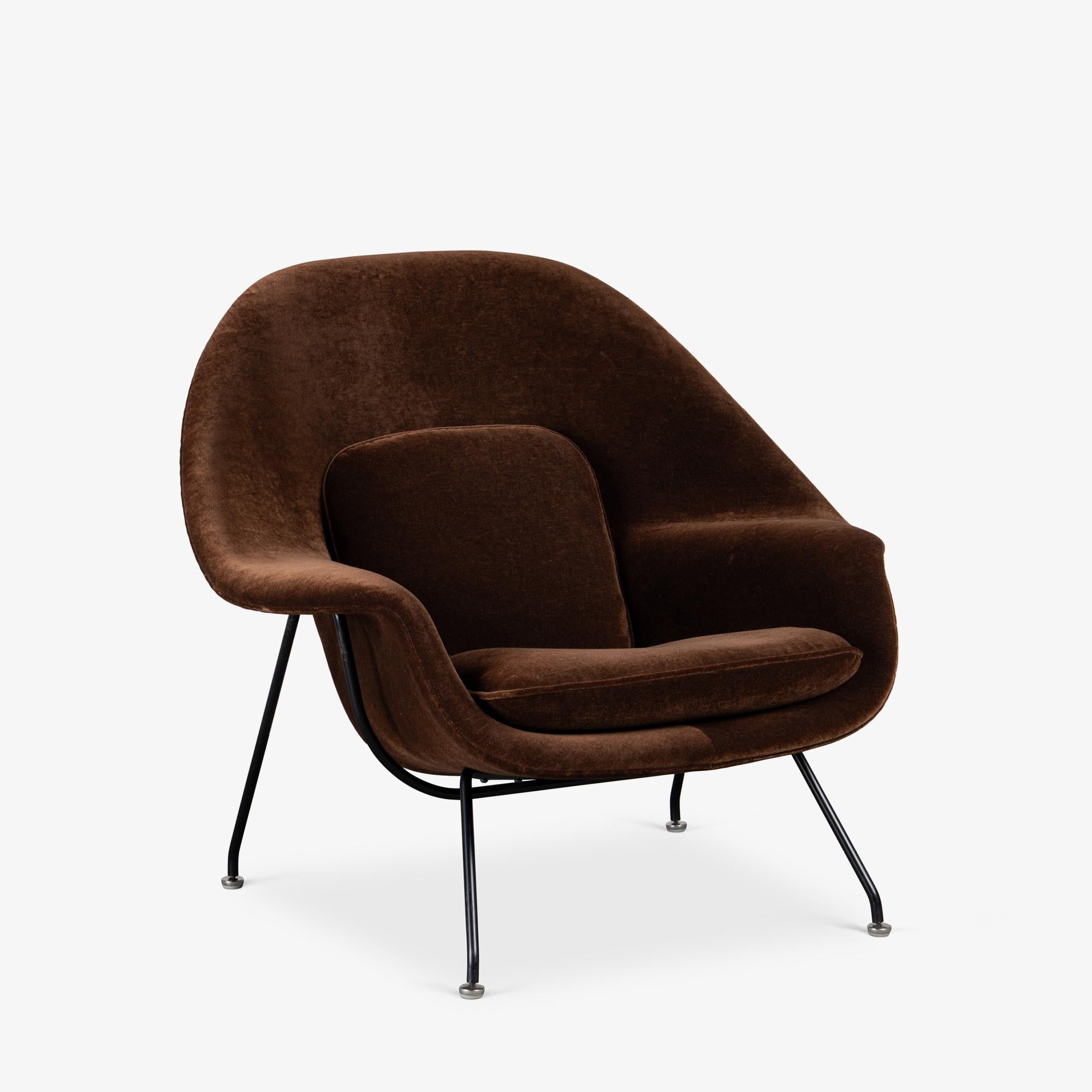 Americano Sedia e ottomana Early Womb in mohair cioccolato di Eero Saarinen per Knoll in vendita