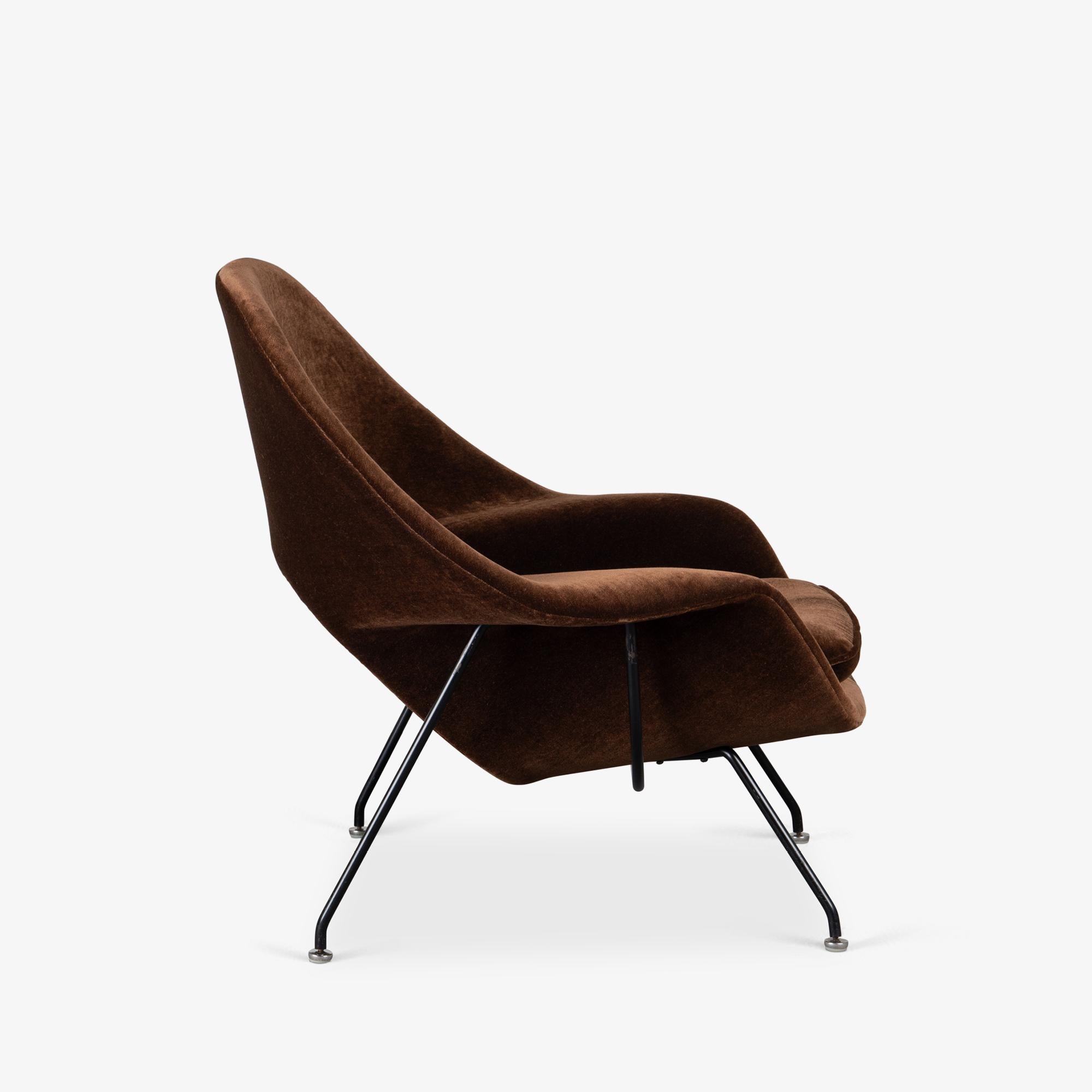 Sedia e ottomana Early Womb in mohair cioccolato di Eero Saarinen per Knoll In condizioni buone in vendita a Stamford, CT
