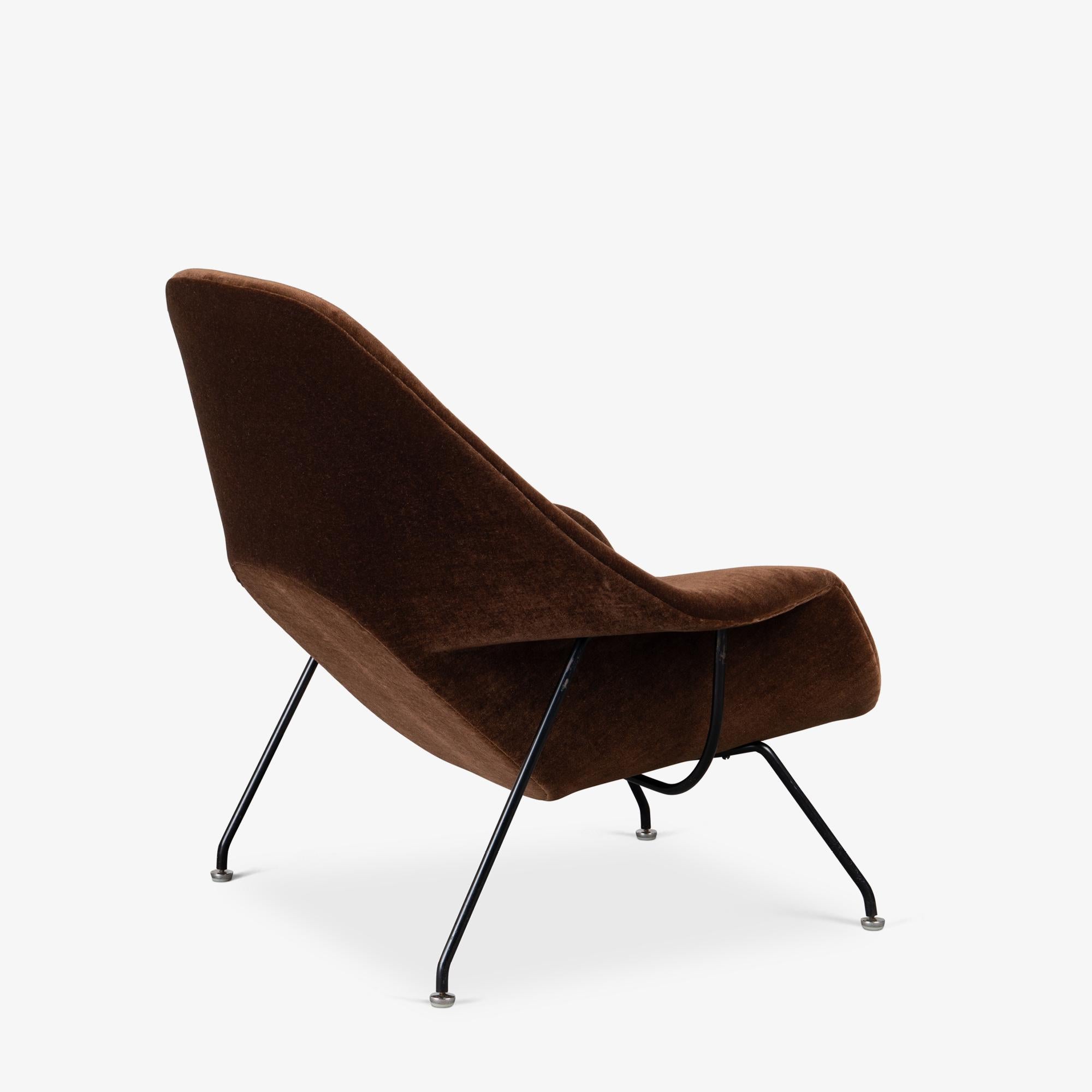 Metà XX secolo Sedia e ottomana Early Womb in mohair cioccolato di Eero Saarinen per Knoll in vendita