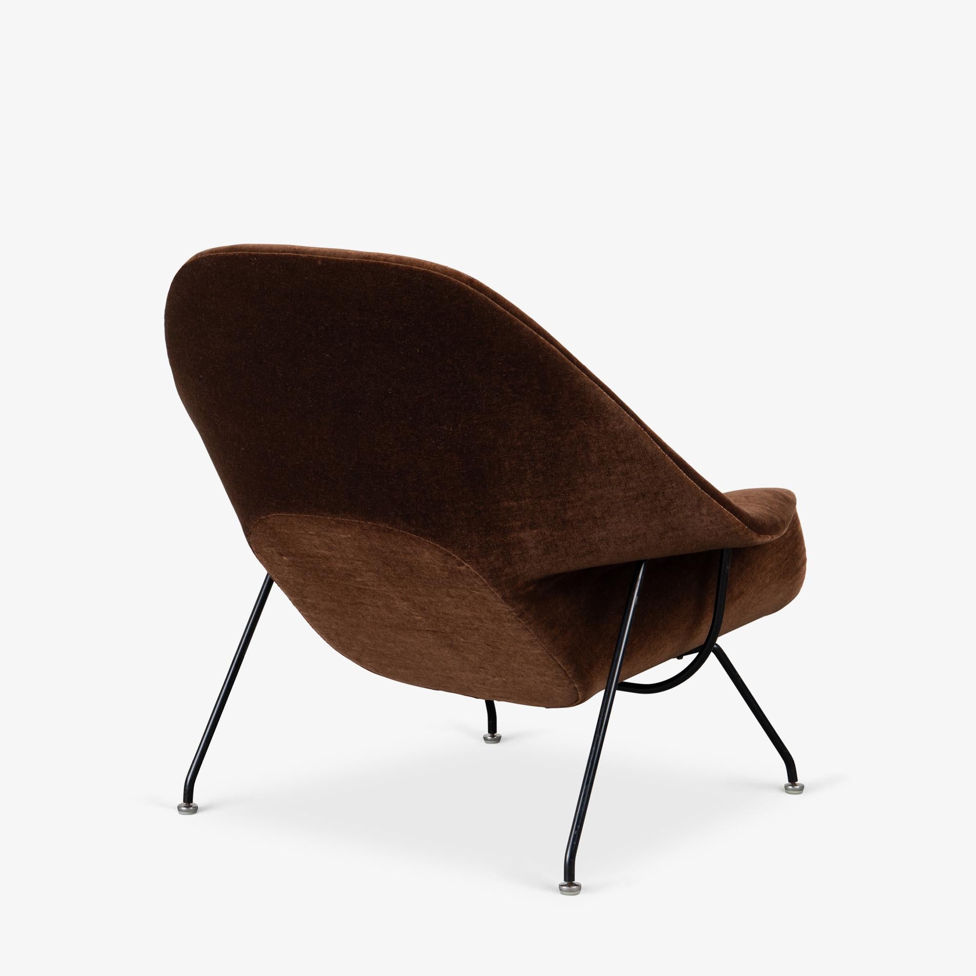 Smalto Sedia e ottomana Early Womb in mohair cioccolato di Eero Saarinen per Knoll in vendita