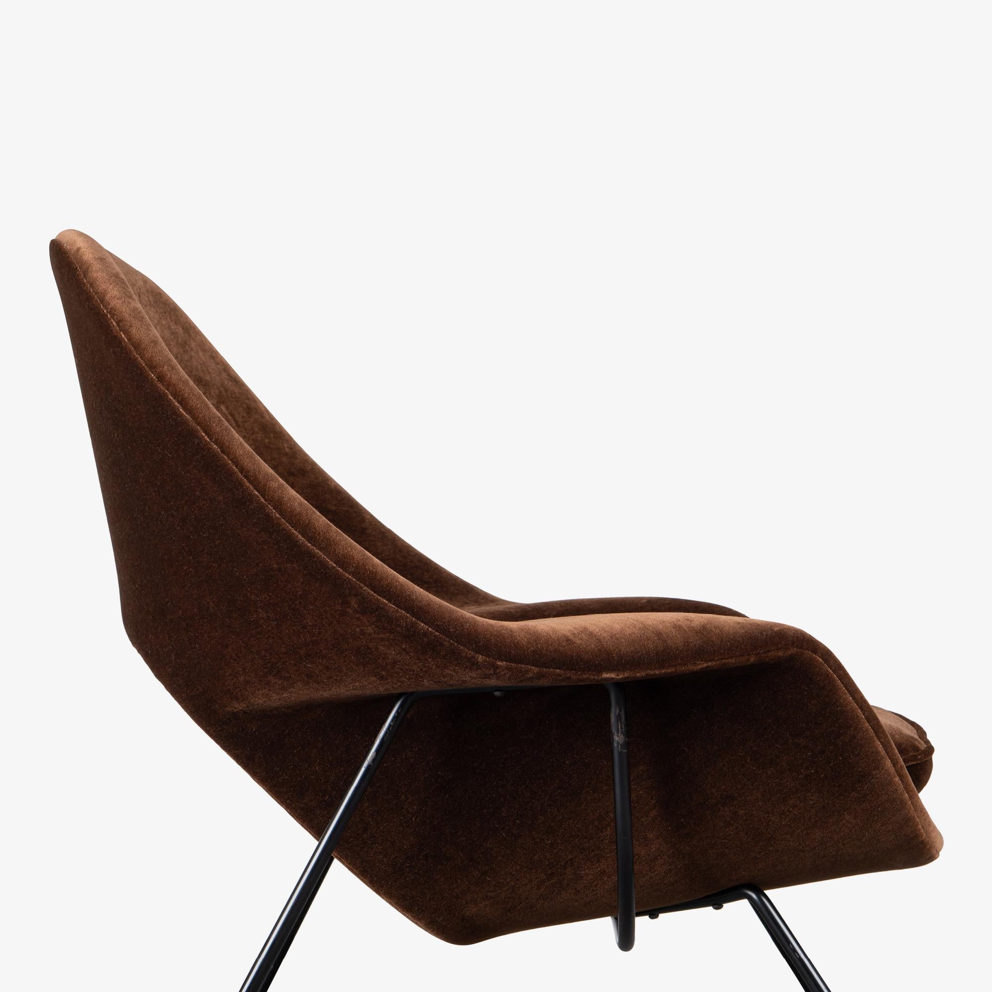 Sedia e ottomana Early Womb in mohair cioccolato di Eero Saarinen per Knoll in vendita 2