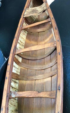 Kleiner Canoe aus Holz und Birkenbaumholz