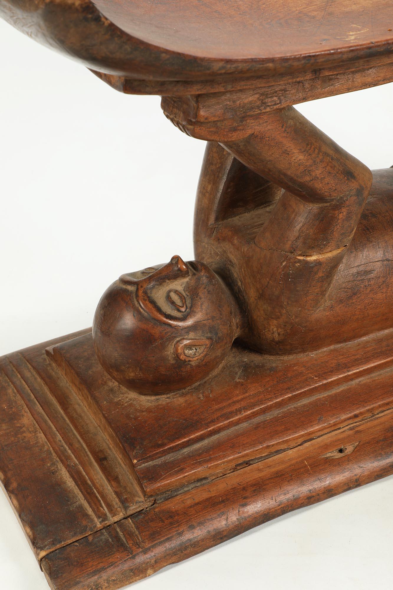 Early Wood Ashanti Stool Reclining Figure Supporting Top, Ghana Mid 20th Century In Fair Condition For Sale In Point Richmond, CA