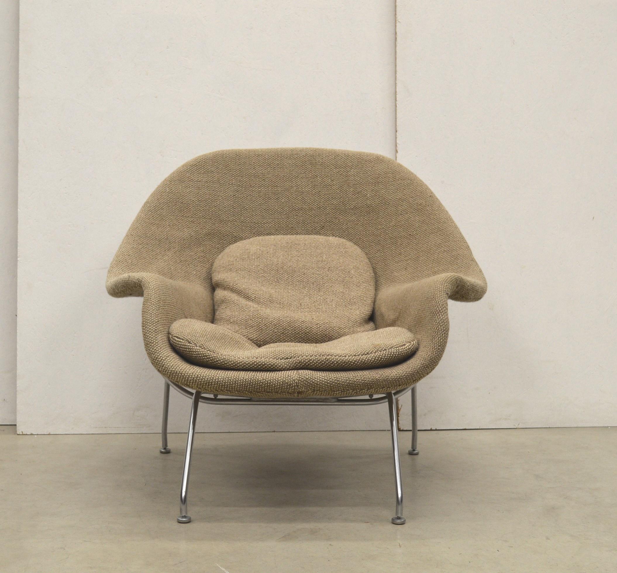 Früher 2-farbiger Wollstuhl Womb von Eero Saarinen für Knoll. 

Der bahnbrechende Womb Chair wurde 1948 von Eero Saarinen auf Wunsch von Florence Knoll entworfen, die sich einen Stuhl wünschte, der wie ein Korb voller Kissen war - etwas, in dem