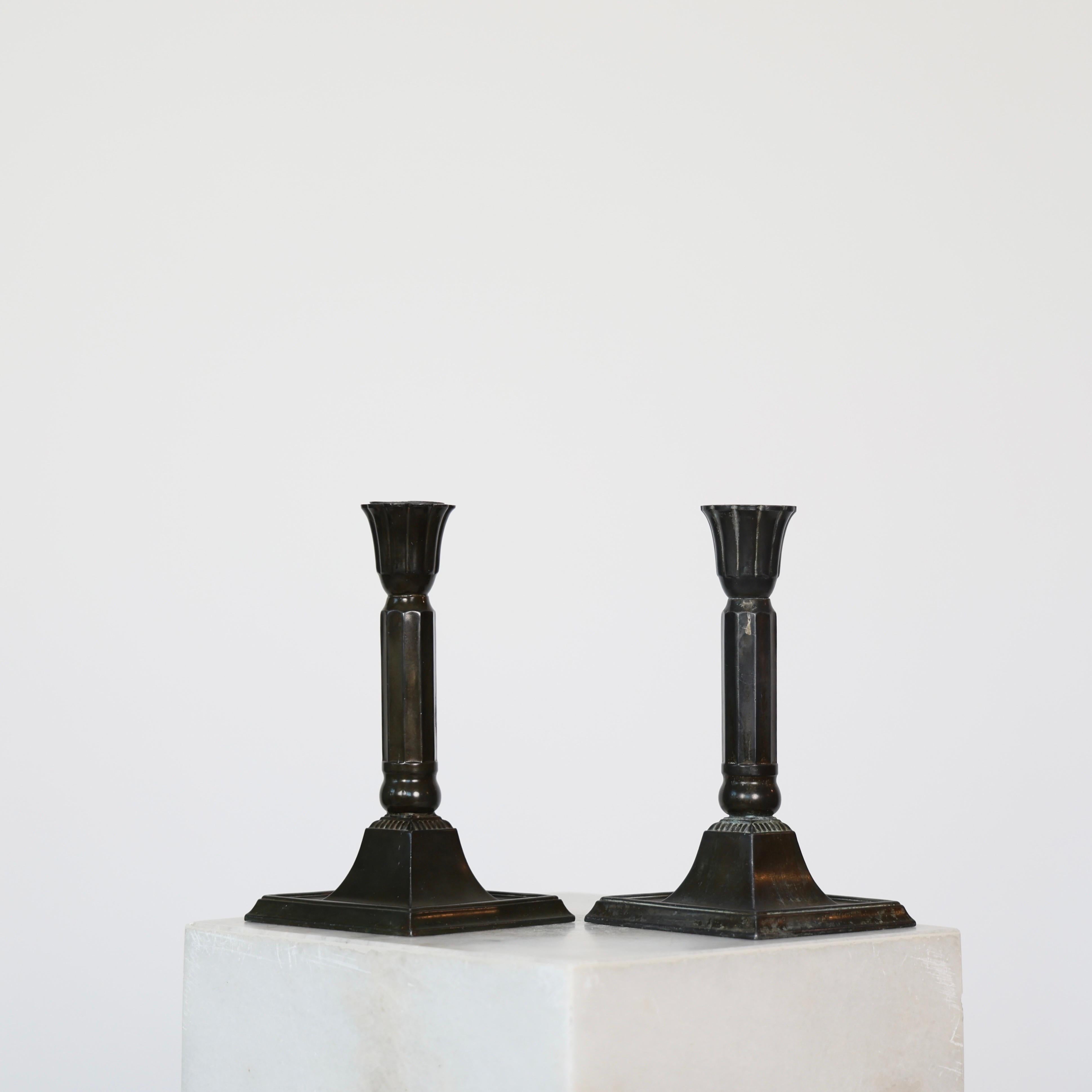 Set di portacandele Early-work disegnati da Just Andersen negli anni '20. 

* Coppia (2) di portacandele diskometal su piede quadro
* Designer: Just Andersen
* Produttore: Just Andersen
* Stile: D54
* Anno: 1926-1929
* Condizioni: Buone condizioni