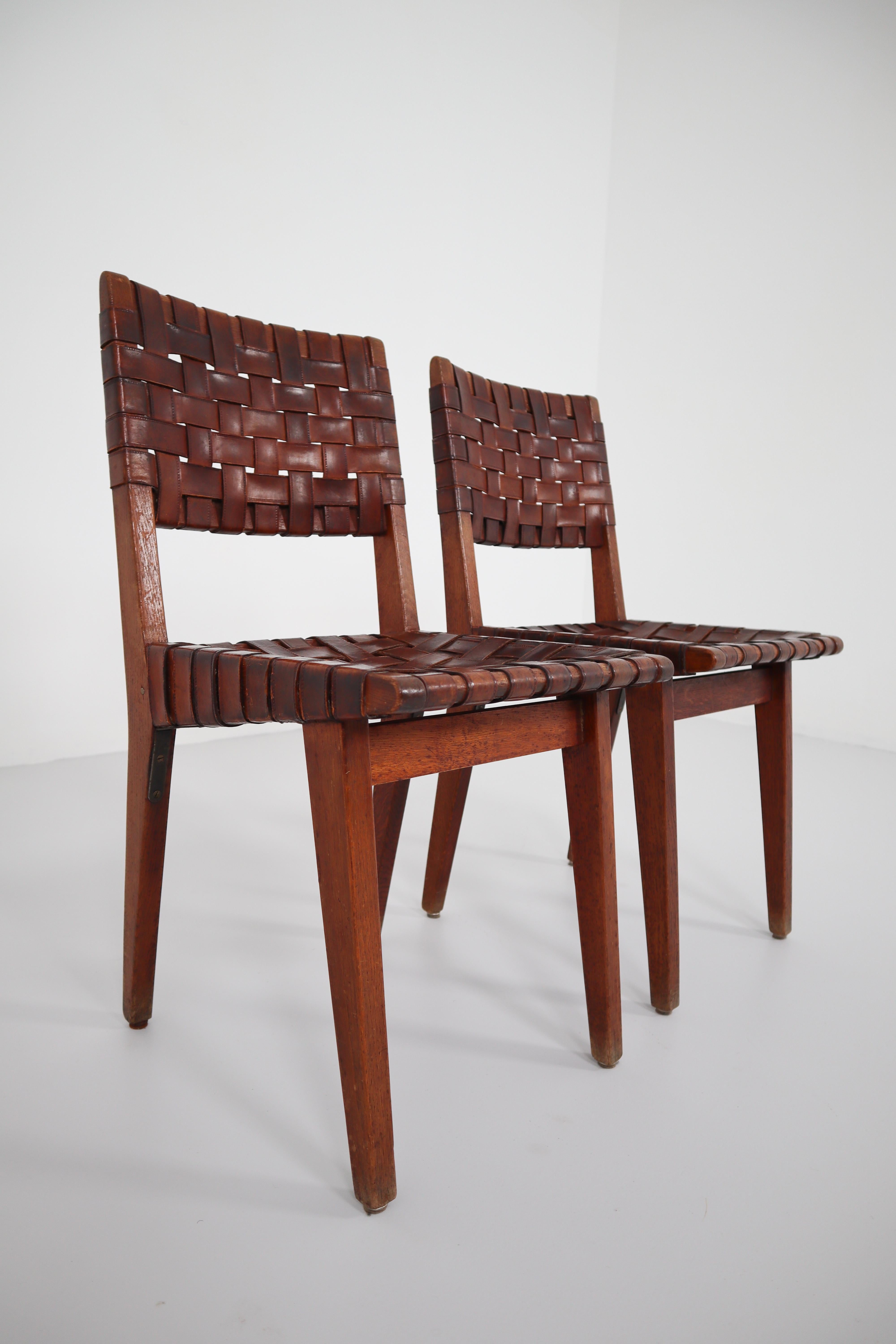 Early woven leather side chairs model No. 666 by Jens Risom for Knoll from the 1940s . Structure in solid oak. Backrests and seating’s in leather brown braids. In good original condition. Amazing patine.


 