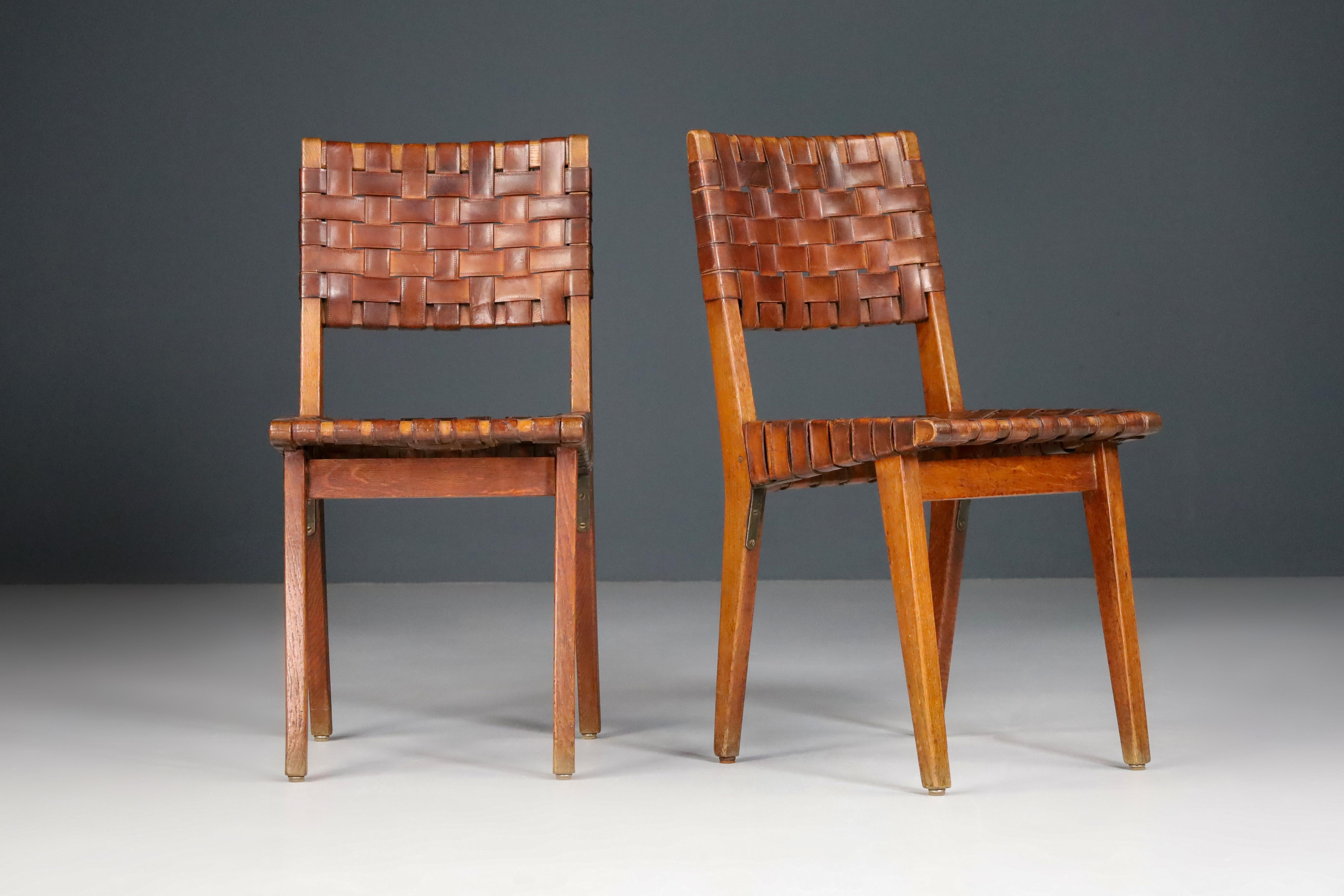 Early woven leather side chairs model No. 666 by Jens Risom for Knoll from the 1940s.  Structure in solid oak. Backrests and Jb seating’s in leather brown braids. In good original condition. Amazing patine.


   R is. Jef