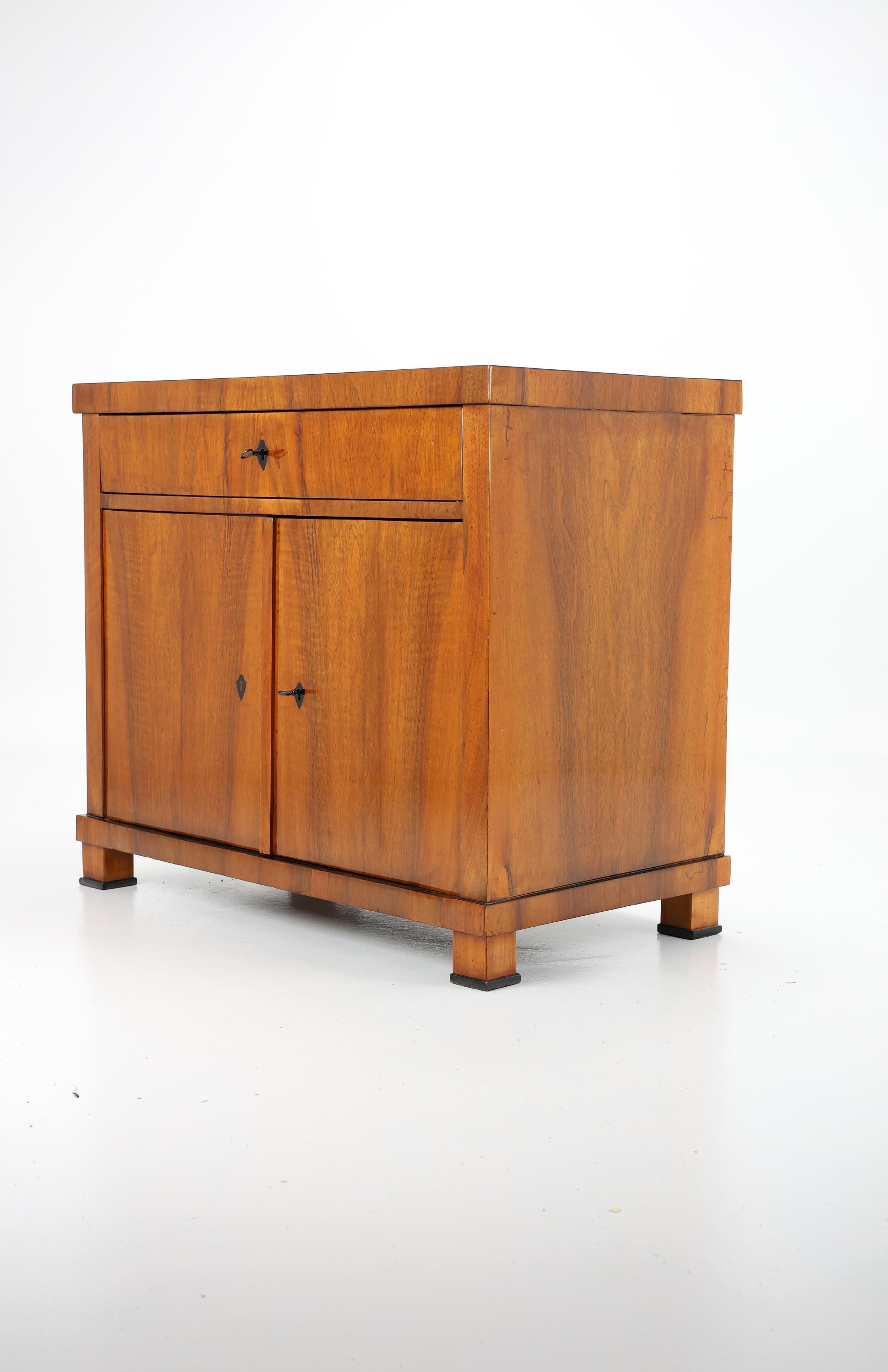 Lucidato Armadio a due ante Biedermeier del primo Ottocento, noce in vendita