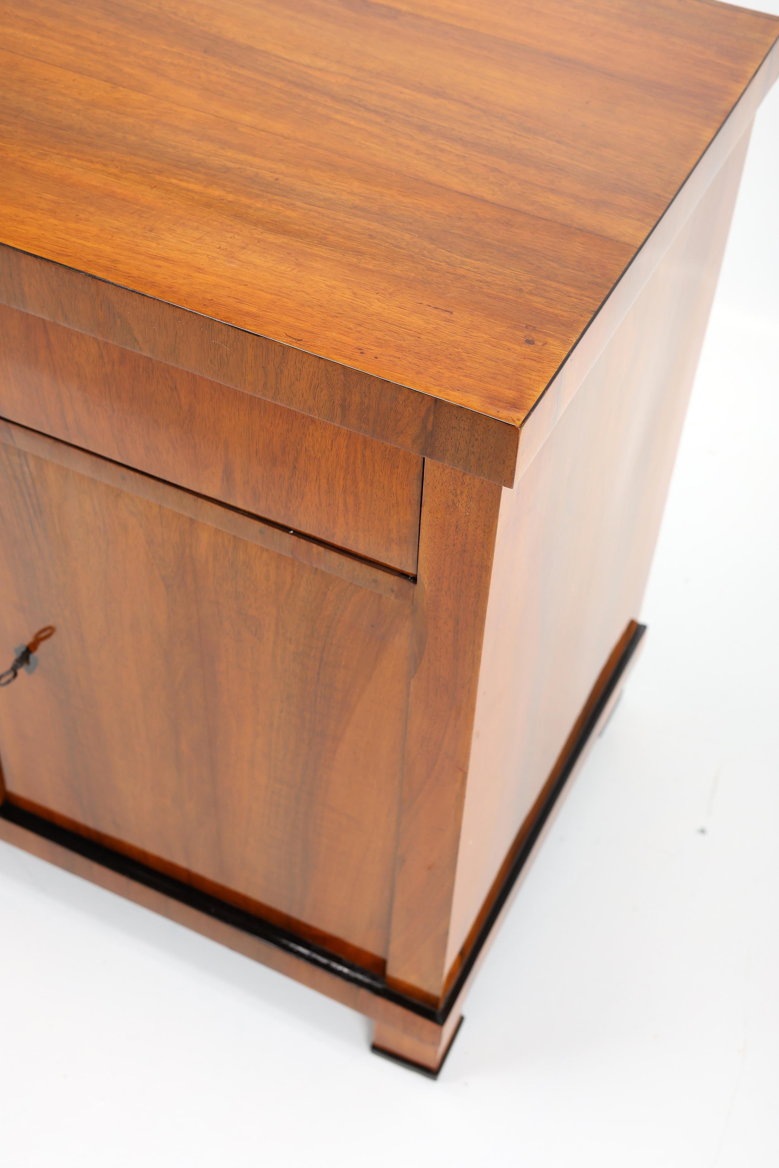 Inizio XIX secolo Armadio a due ante Biedermeier del primo Ottocento, noce in vendita