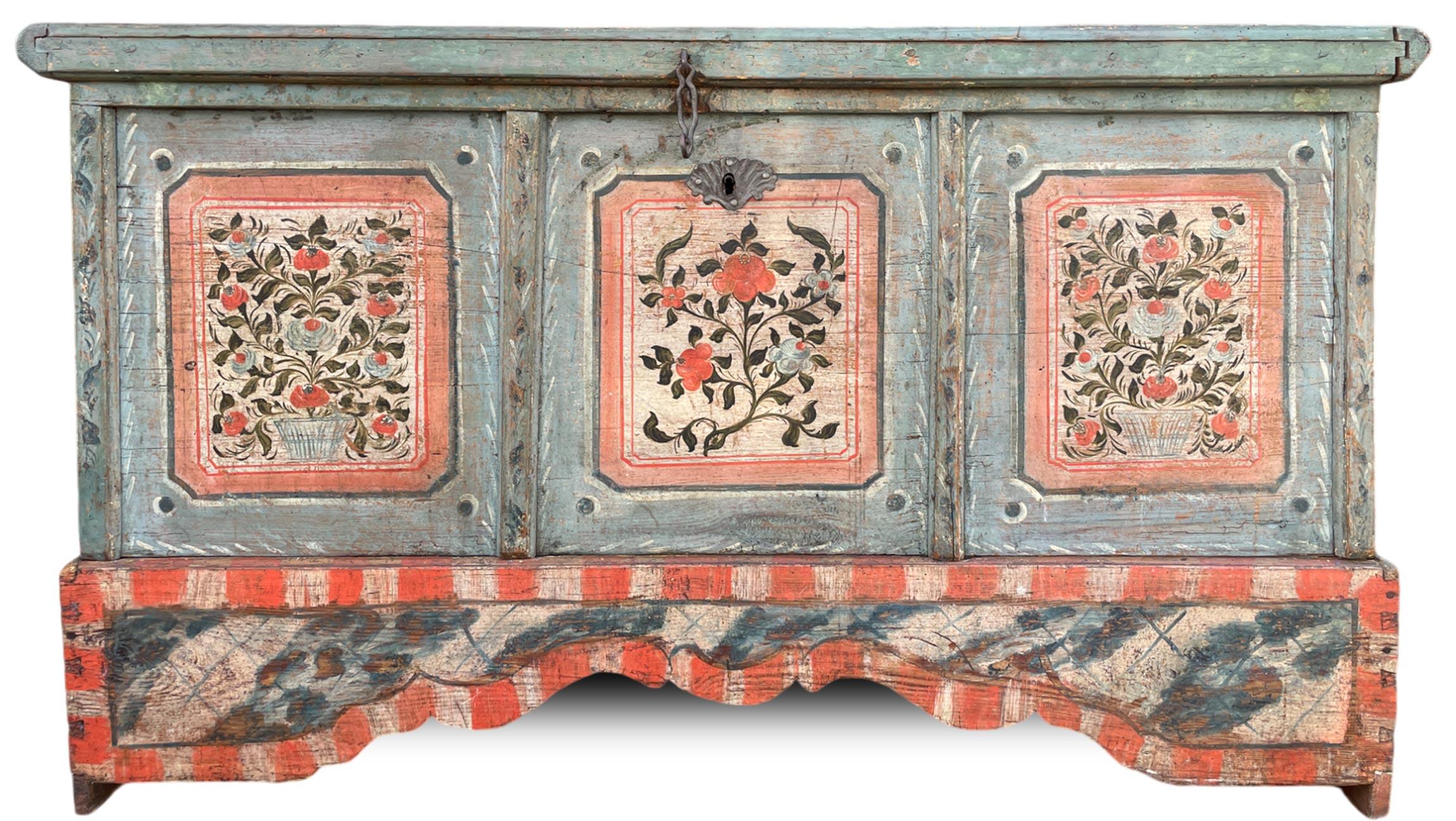 Arqueta alpina pintada con motivos florales en azul claro de principios del siglo XIX en venta 6