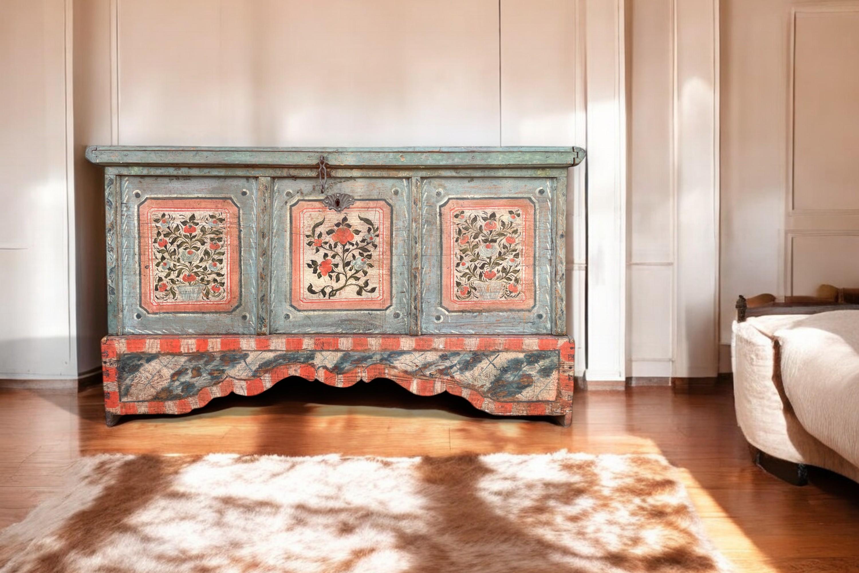 Arqueta tirolesa pintada, Azul

Medidas: Al. 88 cm - An. 149 cm - Pr. 64 cm
Período: hacia 1810
Origen: Tirol
Madera: Abeto

Descripción:
Hermosa y gran arqueta tirolesa pintada, totalmente pintada en azul pálido.
En el anverso hay tres paneles
