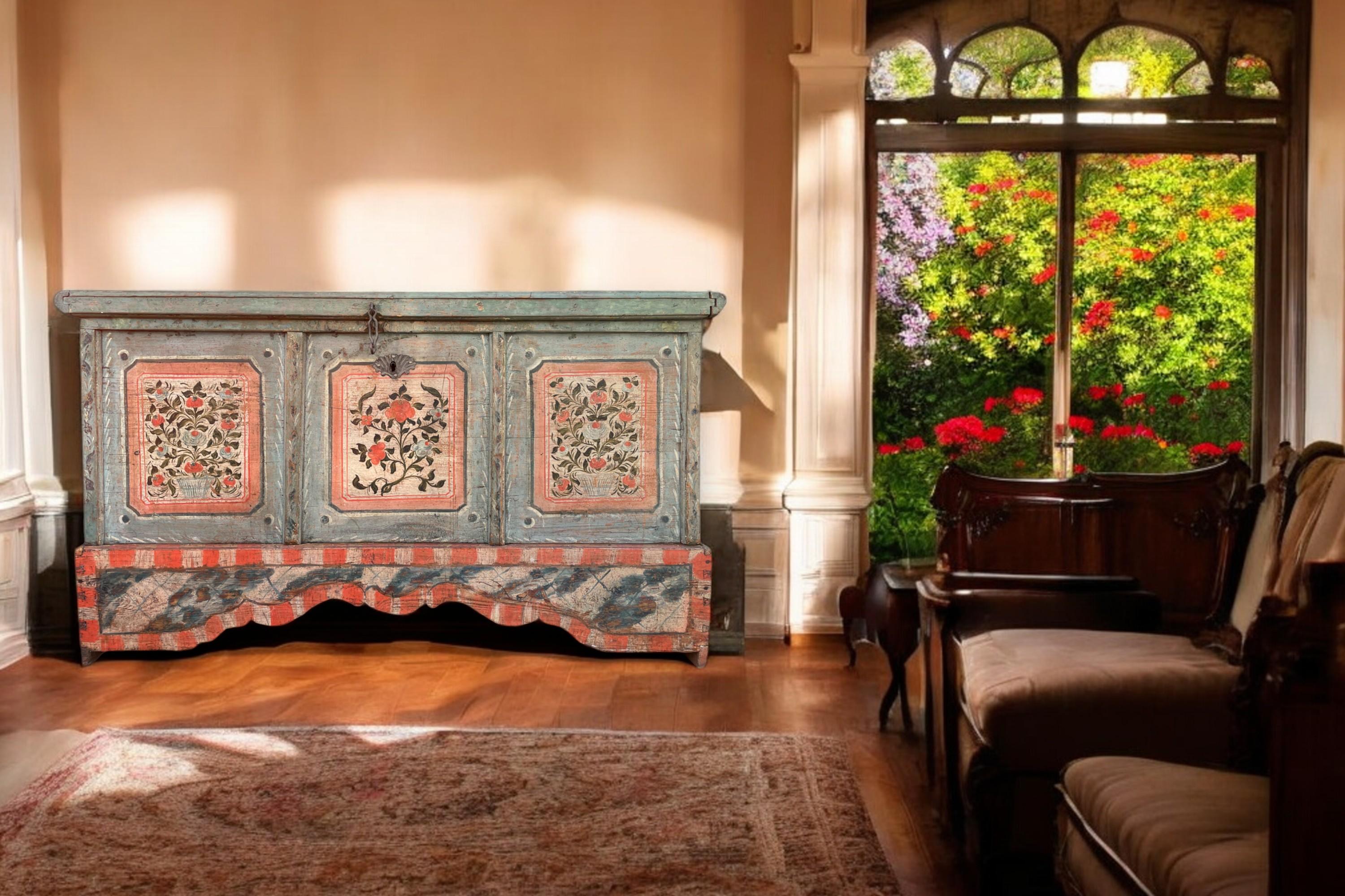 Arqueta alpina pintada con motivos florales en azul claro de principios del siglo XIX Luis XVI en venta