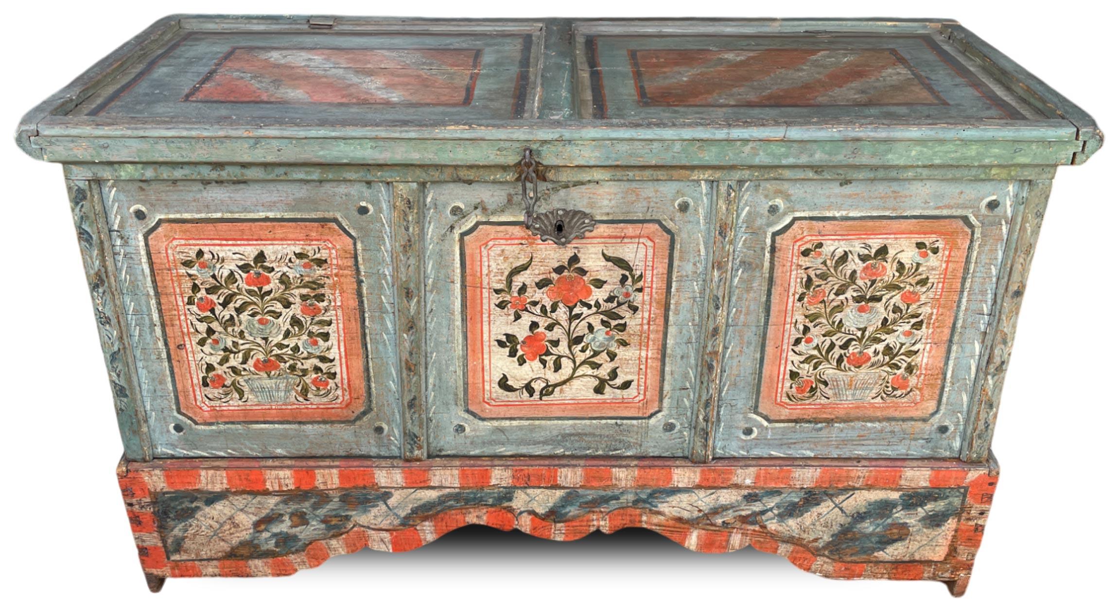 Arqueta alpina pintada con motivos florales en azul claro de principios del siglo XIX Austrian en venta
