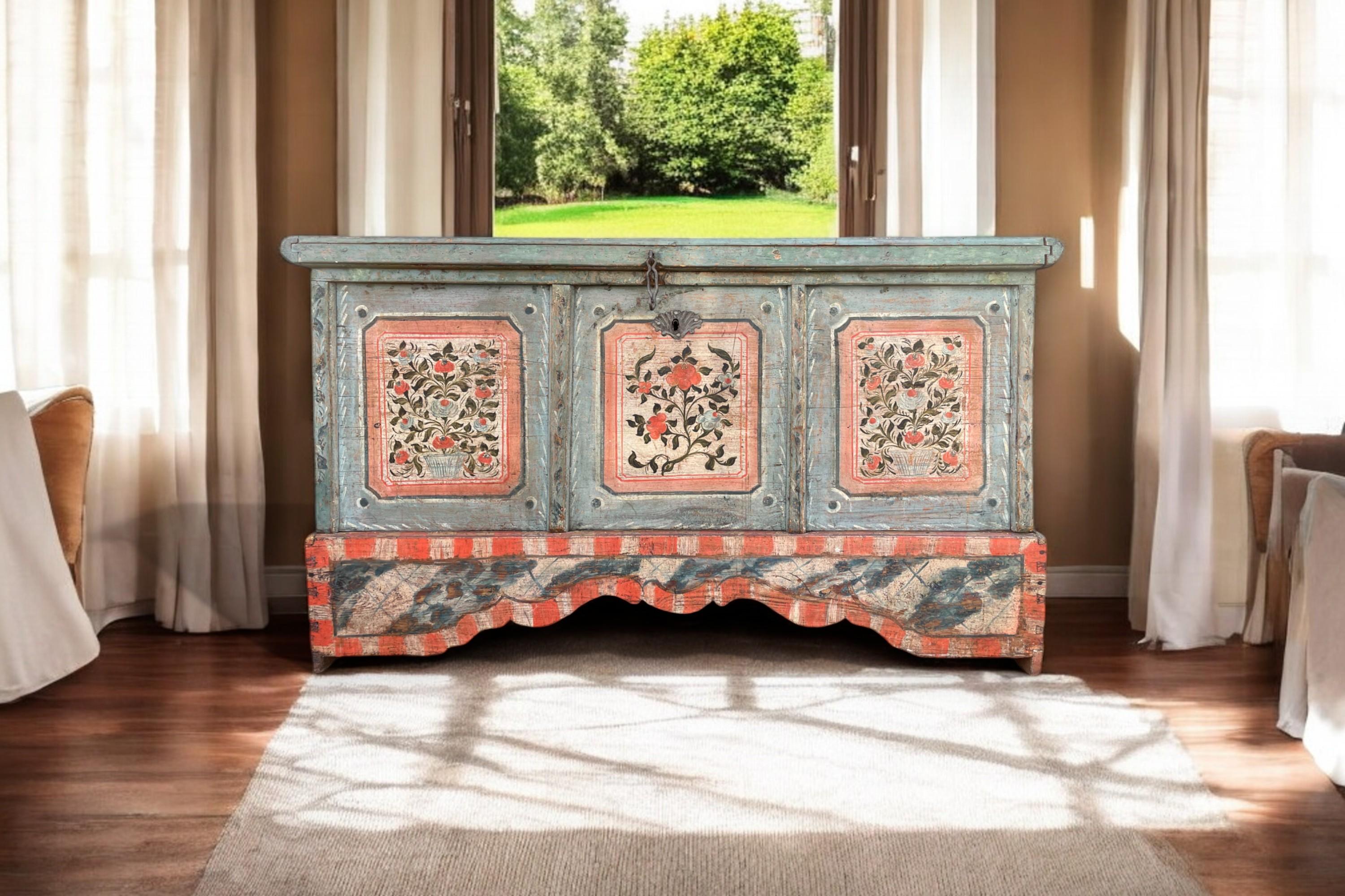 Arqueta alpina pintada con motivos florales en azul claro de principios del siglo XIX en Bueno estado para la venta en Vo', Veneto