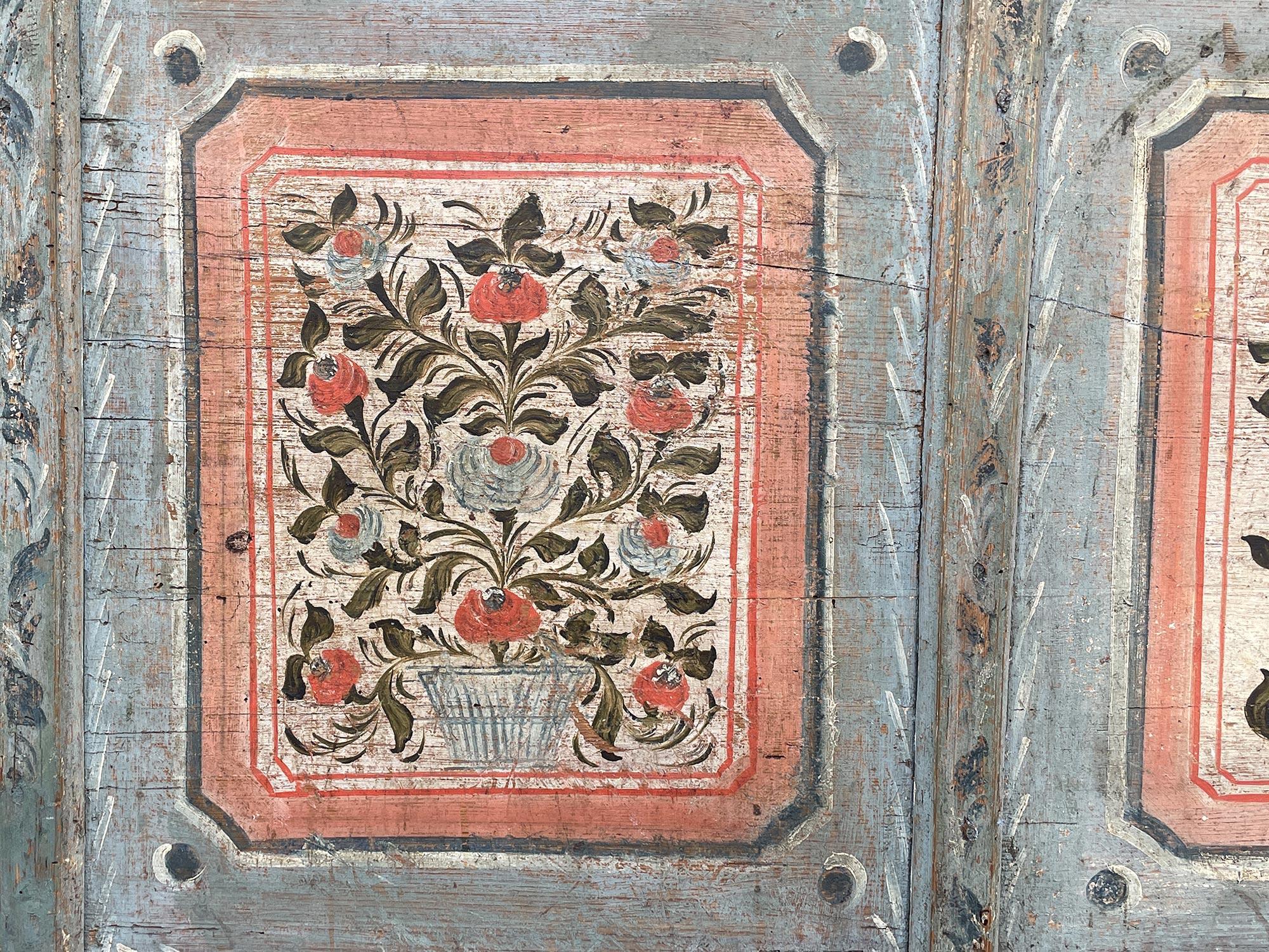 Arqueta alpina pintada con motivos florales en azul claro de principios del siglo XIX Early 19th Century en venta