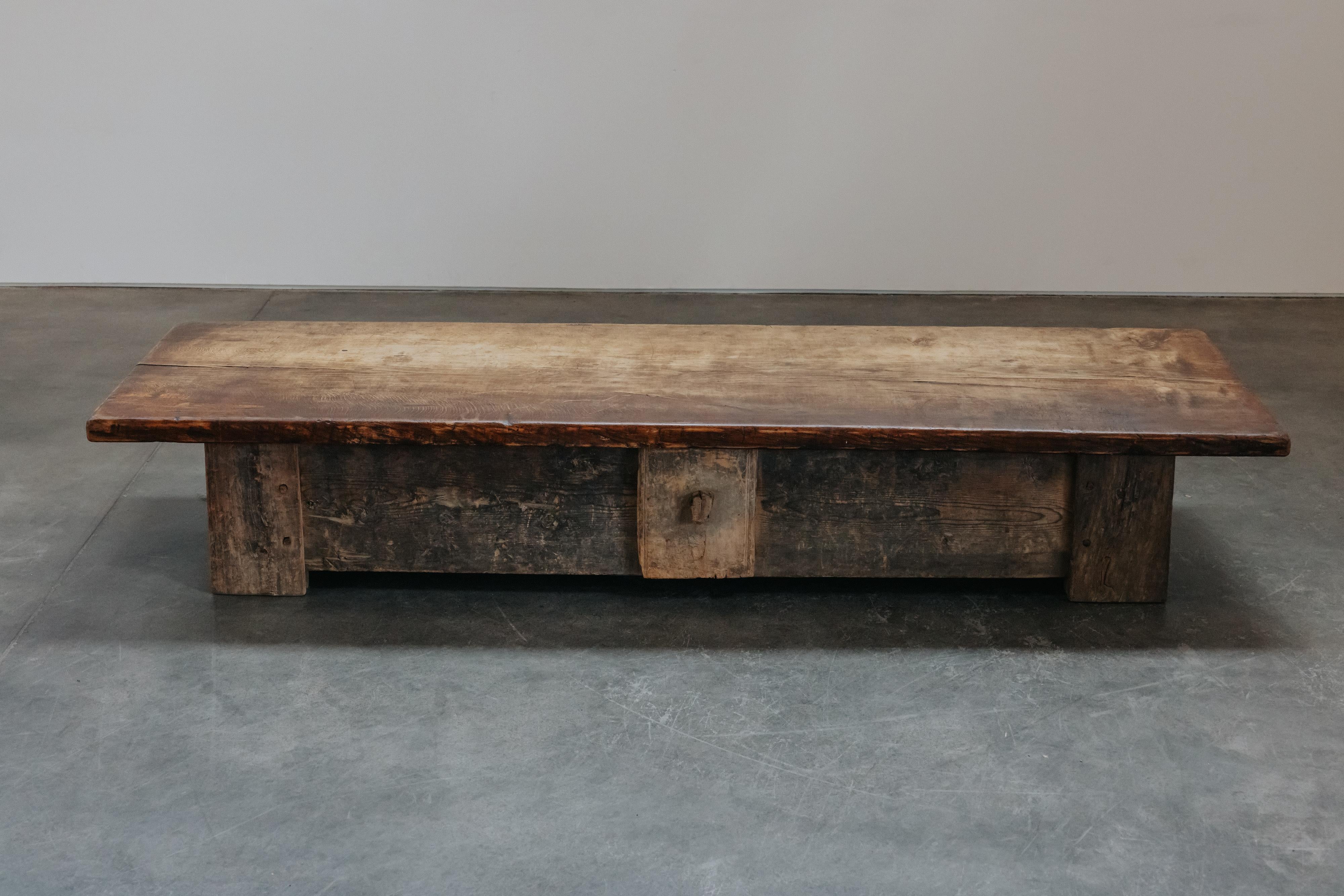Tavolino da caffè XL proveniente dalla Francia, CIRCA 1780.  Modello insolito in pino massiccio con patina e uso eccellenti.