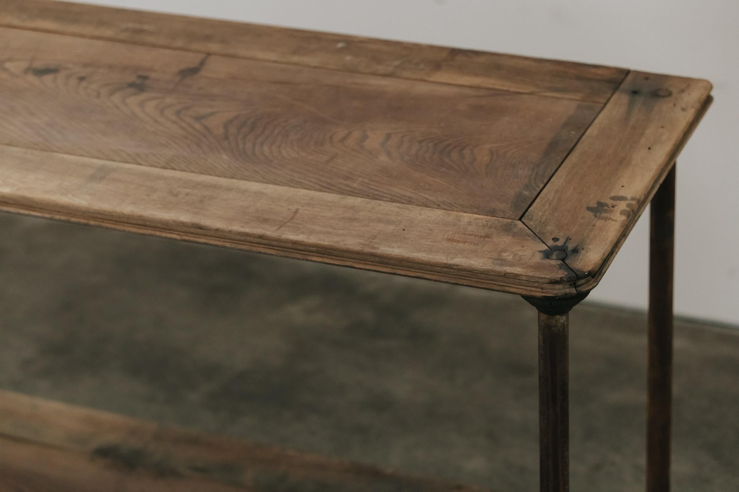 Tavolo Console Draper in Oak XL proveniente dalla Francia, CIRCA 1950.  Modello grande con piano e fondo in massello di Oak.  Dettaglio ferro.  Ottima usura e utilizzo.