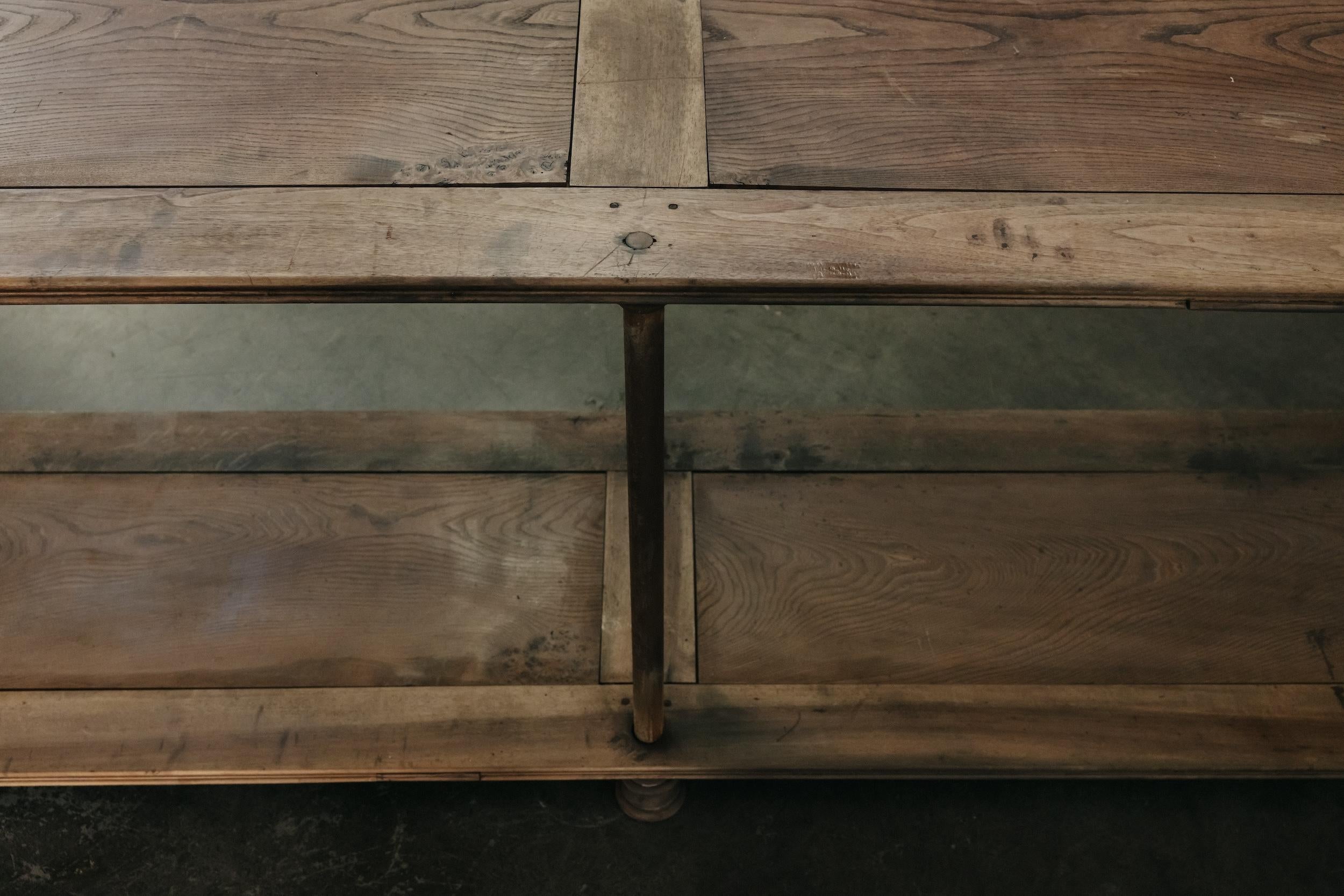 Metà XX secolo Tavolo da salotto in quercia XL proveniente dalla Francia, CIRCA 1950 in vendita