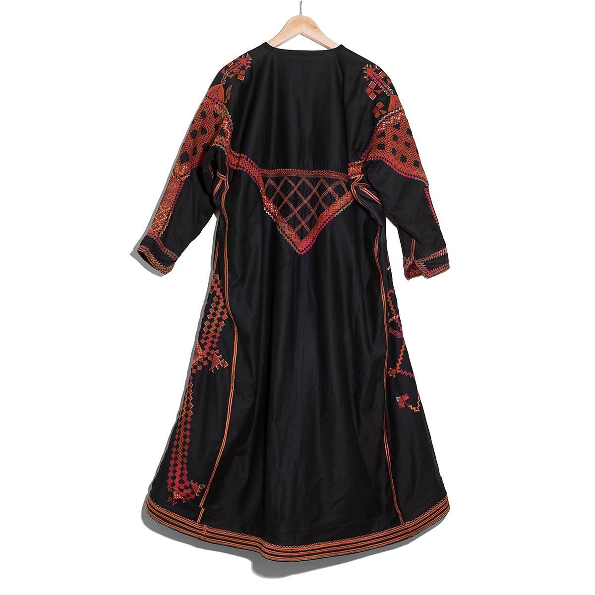 This is a very rare nomad berber cross-stitched male kaftan made of hand dyed colors in black cotton. The gown has some tears, one hole in the left sleeve, one small light fade.
Good antique conditions.
Size XXL