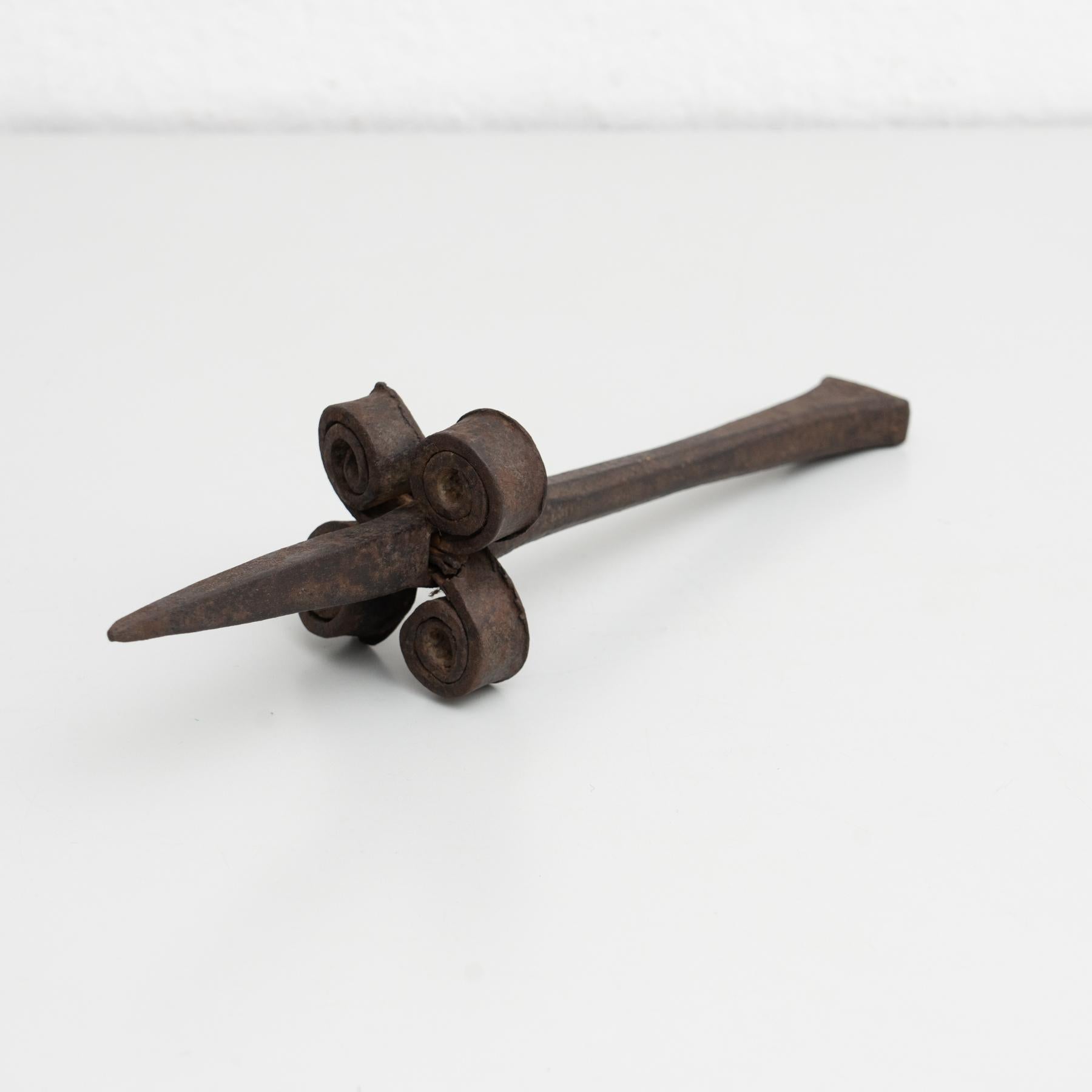 Outil agricole antique en métal pour aiguiser les faux.     Fabriqué en Espagne par un fabricant inconnu.    En état d'origine, avec une usure mineure conforme à l'âge et à l'utilisation, préservant une belle patine.    Matériaux :  Métal.   