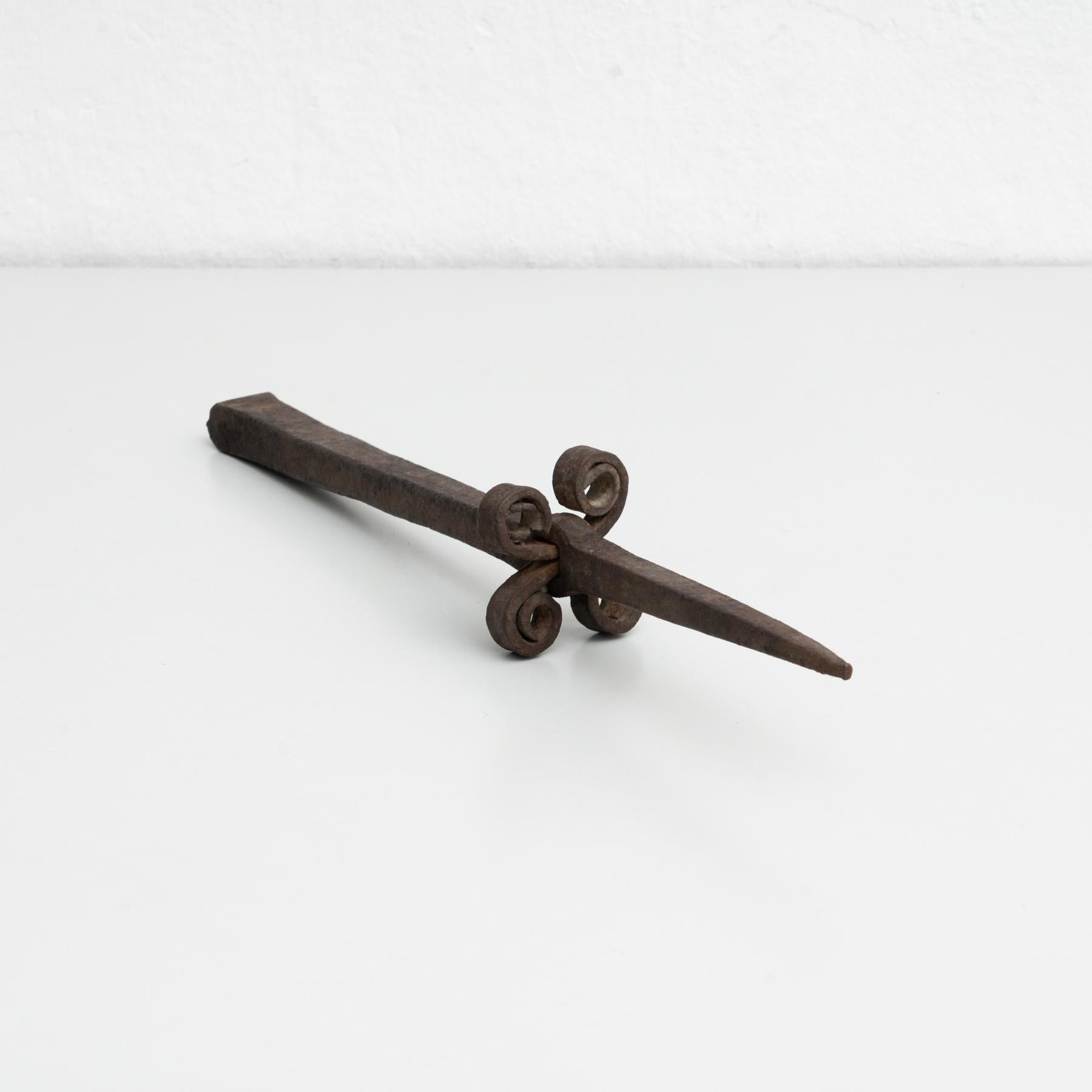 Outil agricole antique en métal pour aiguiser les faux.     Fabriqué en Espagne par un fabricant inconnu, .    En état d'origine, avec une usure mineure conforme à l'âge et à l'utilisation, préservant une belle patine.    Matériaux :  Métal.      