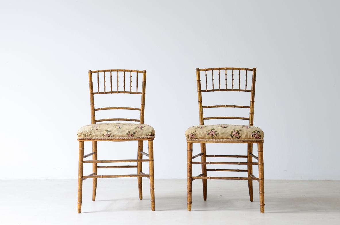 COD-Z63
Paire de chaises en bois tourné et doré avec assise tapissée de tissu brodé d'origine.

Italie, début du XXe siècle.