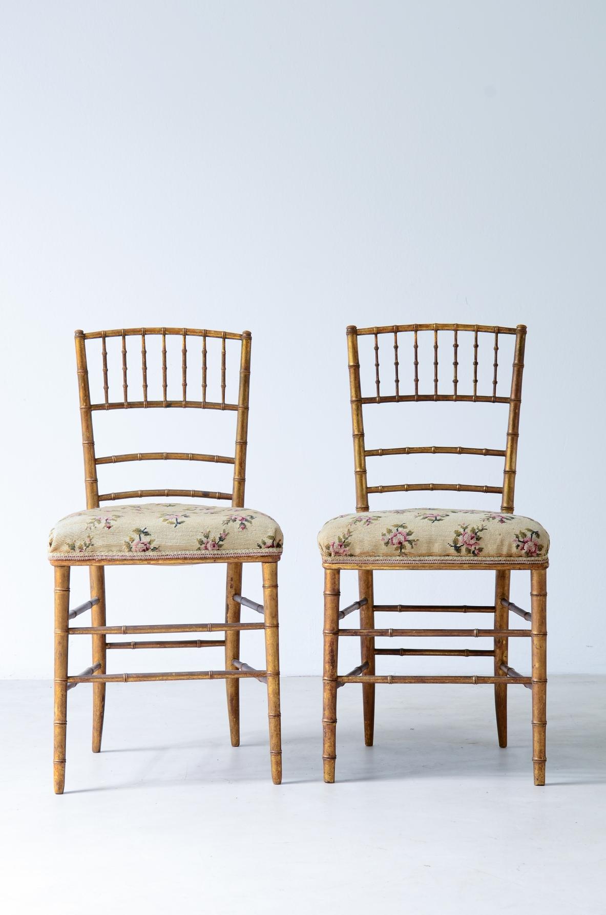 italien Début du XXème siècle  Paire de chaises tournées et dorées en vente