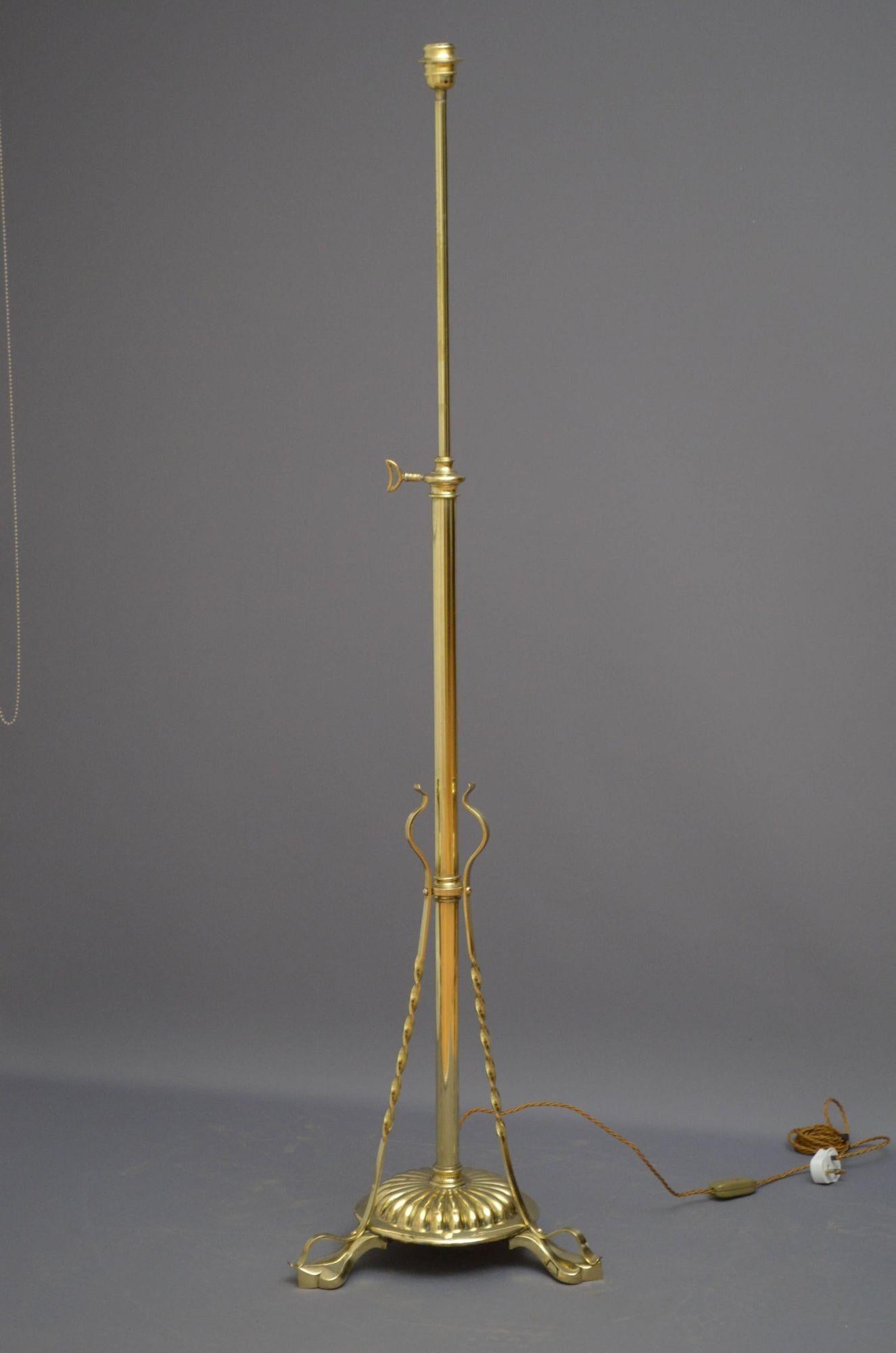 Sn4888 Lampe standard en laiton du début du 20e siècle avec mécanisme réglable en hauteur et base circulaire cannelée avec trois supports torsadés et des pieds en pad. Cette lampe ancienne a été nettoyée, polie et recâblée par un professionnel. Elle