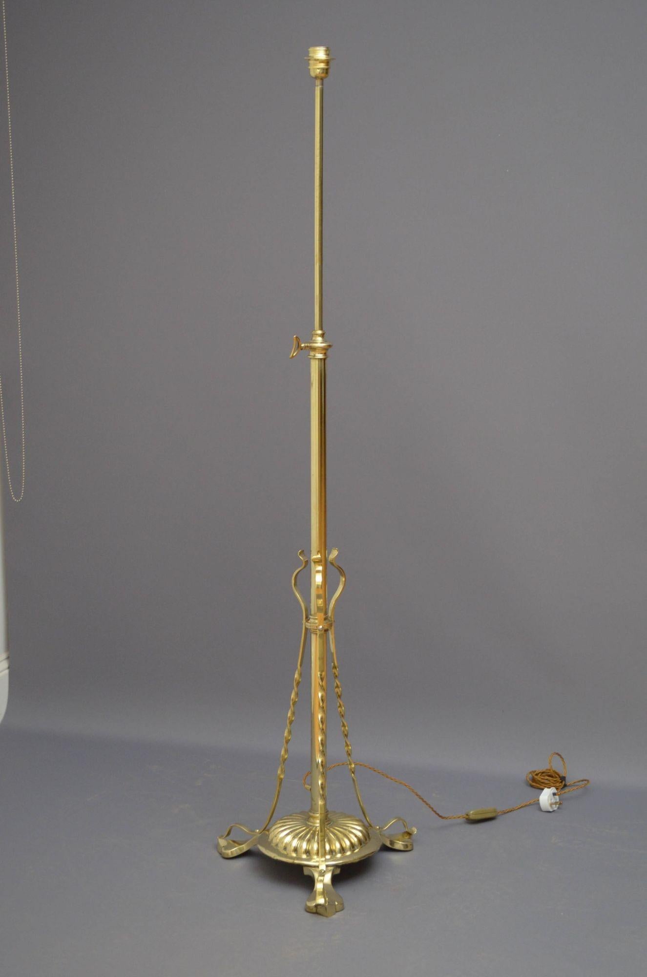 Édouardien Lampadaire en laiton du début du XXe siècle en vente