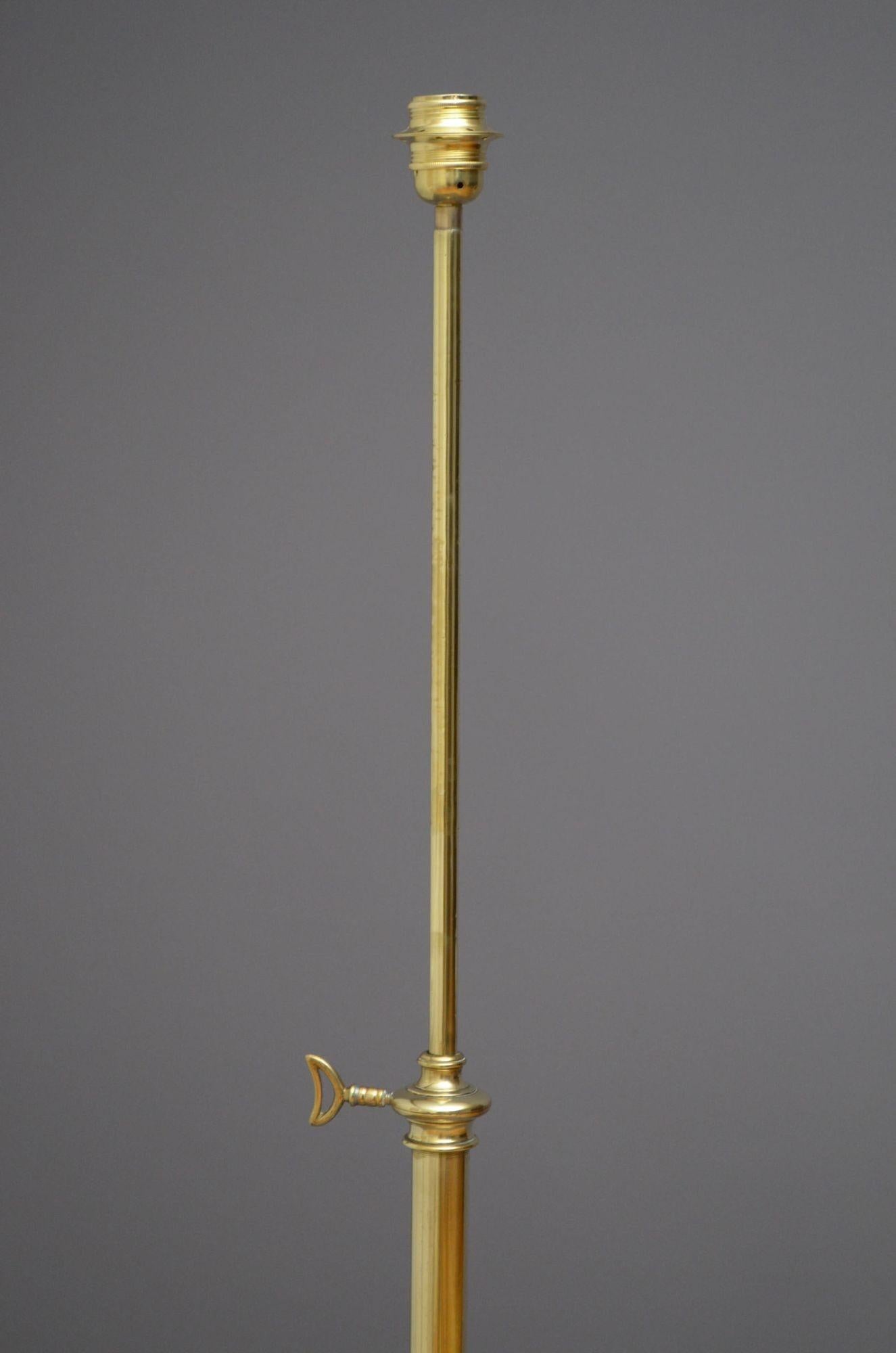 Britannique Lampadaire en laiton du début du XXe siècle en vente