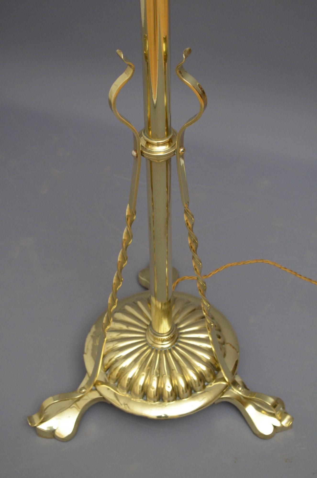 20ième siècle Lampadaire en laiton du début du XXe siècle en vente