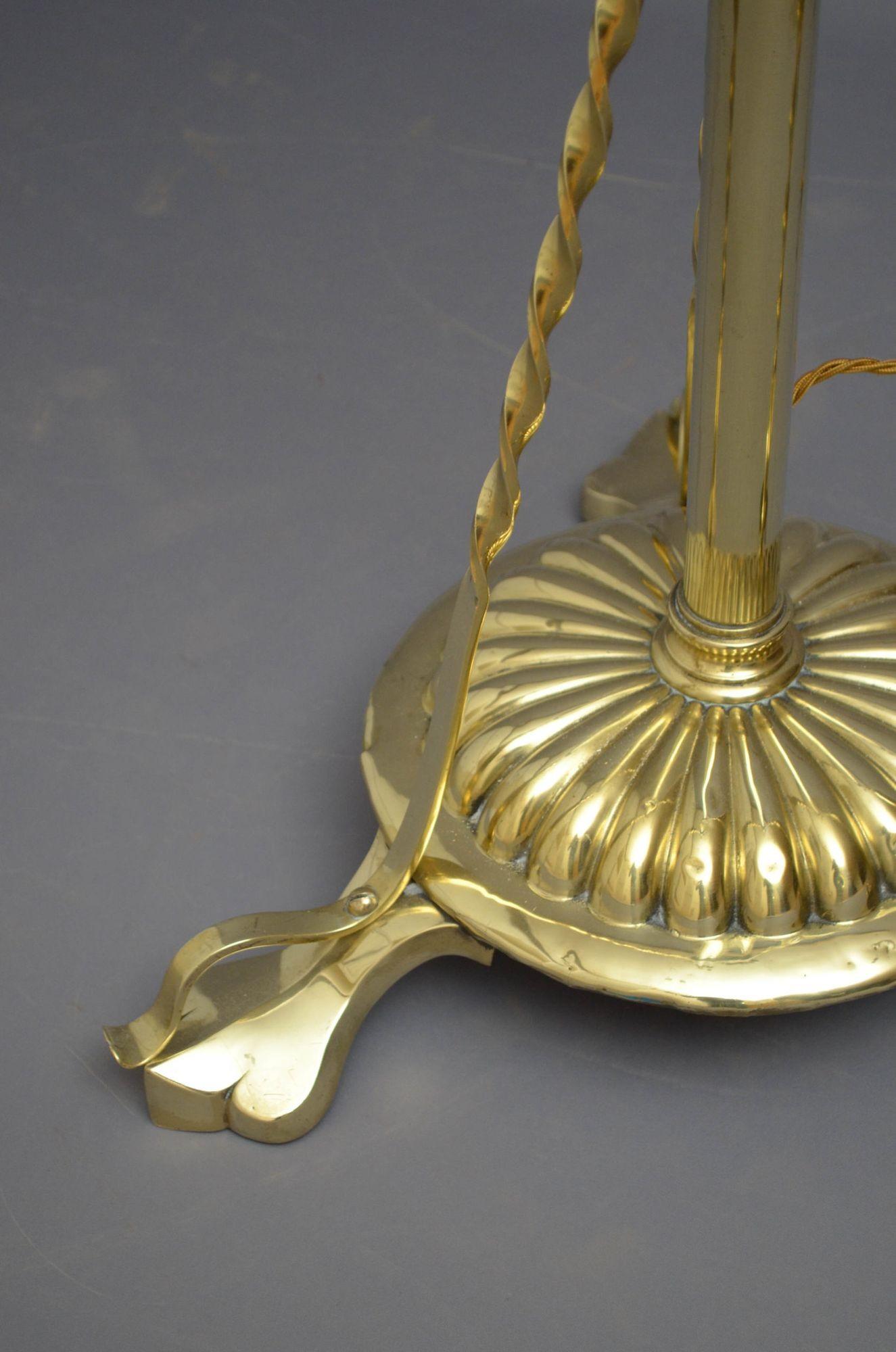 Lampadaire en laiton du début du XXe siècle en vente 1