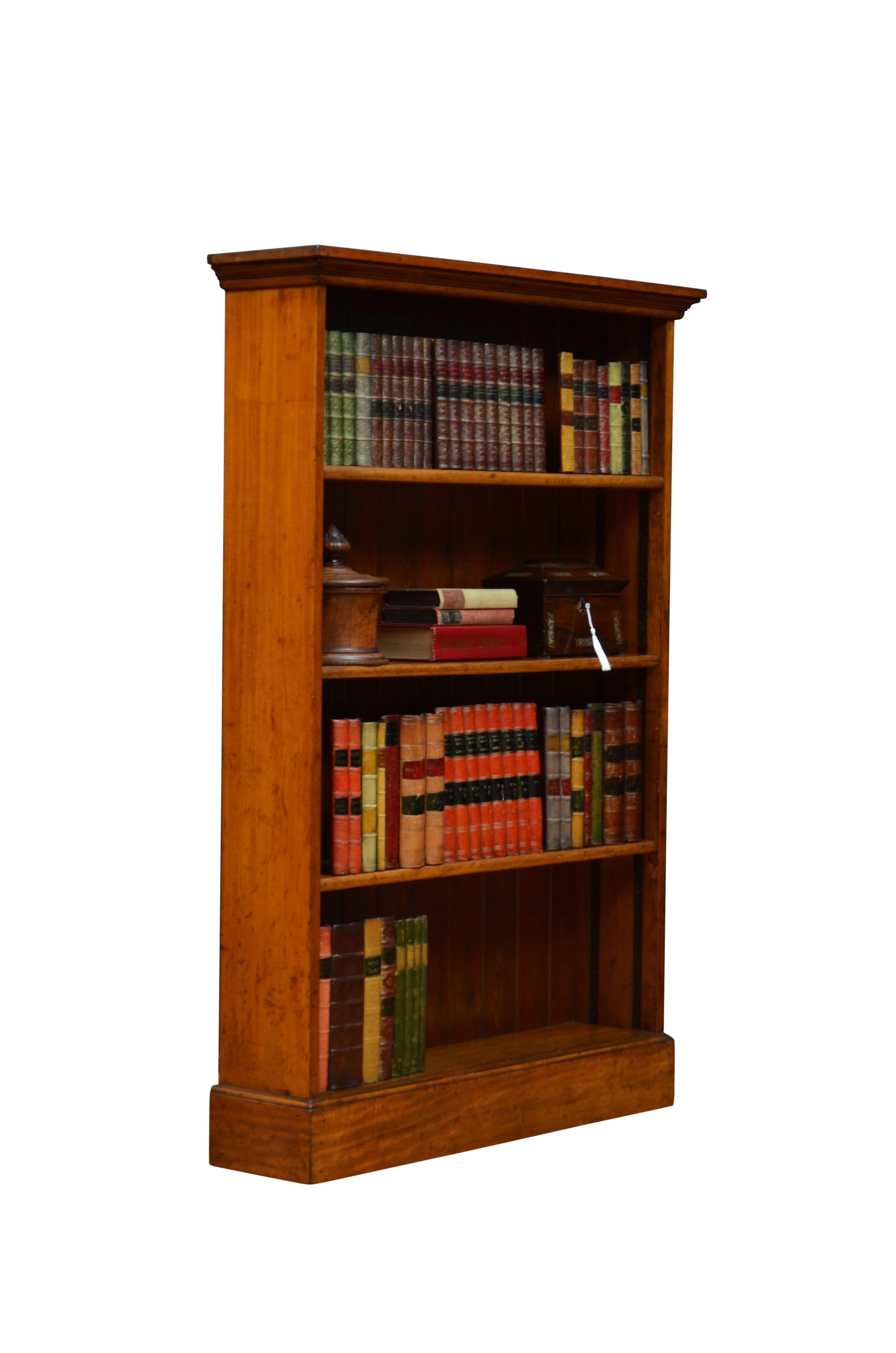 K0623 Offenes Bücherregal aus massivem Mahagoni des frühen 20. Jahrhunderts mit ungewöhnlich schmalen Proportionen, mit einem Oberteil aus gemasertem Mahagoni, das über drei massiven Mahagoni-Einlegeböden und massiven Mahagoni-Seiten liegt, alles