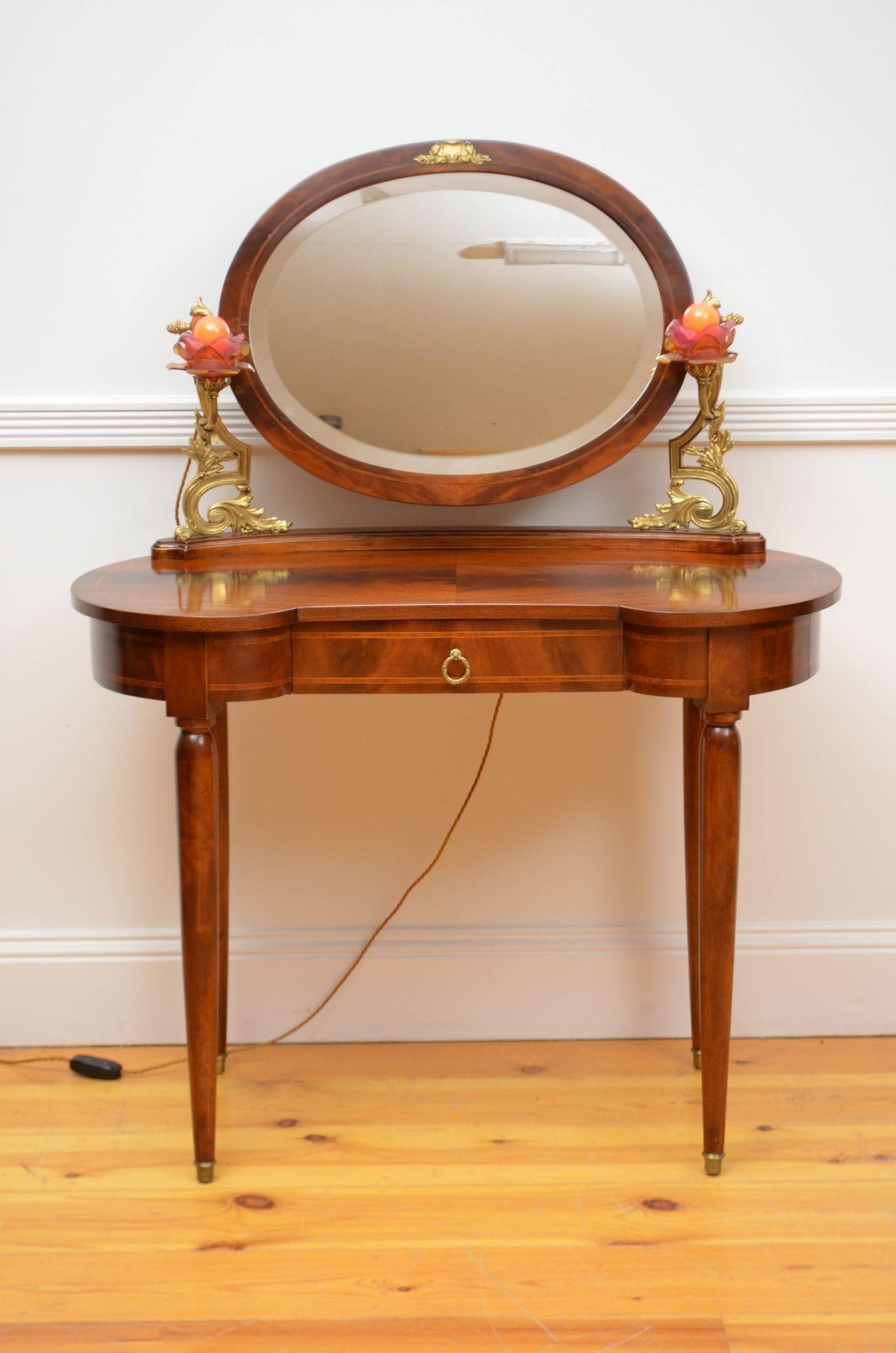Sn5533 Elegante tocador en forma de riñón de principios del siglo XX, de caoba, con un espejo oval de vaivén sobre soportes de follaje en volutas, provisto de luces con pantallas de cristal de pétalos de rosa, sobre tapa de caoba flameada y un cajón