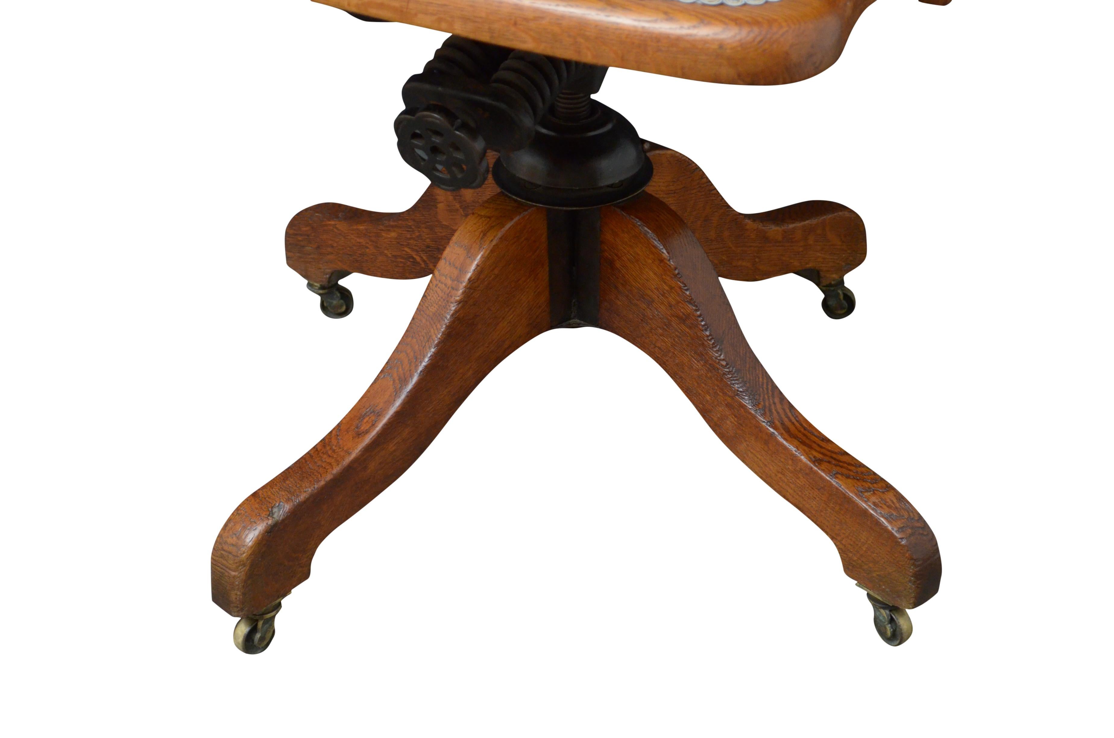 20th Century Early XXth Century Solid Oak Swivel Office Chair