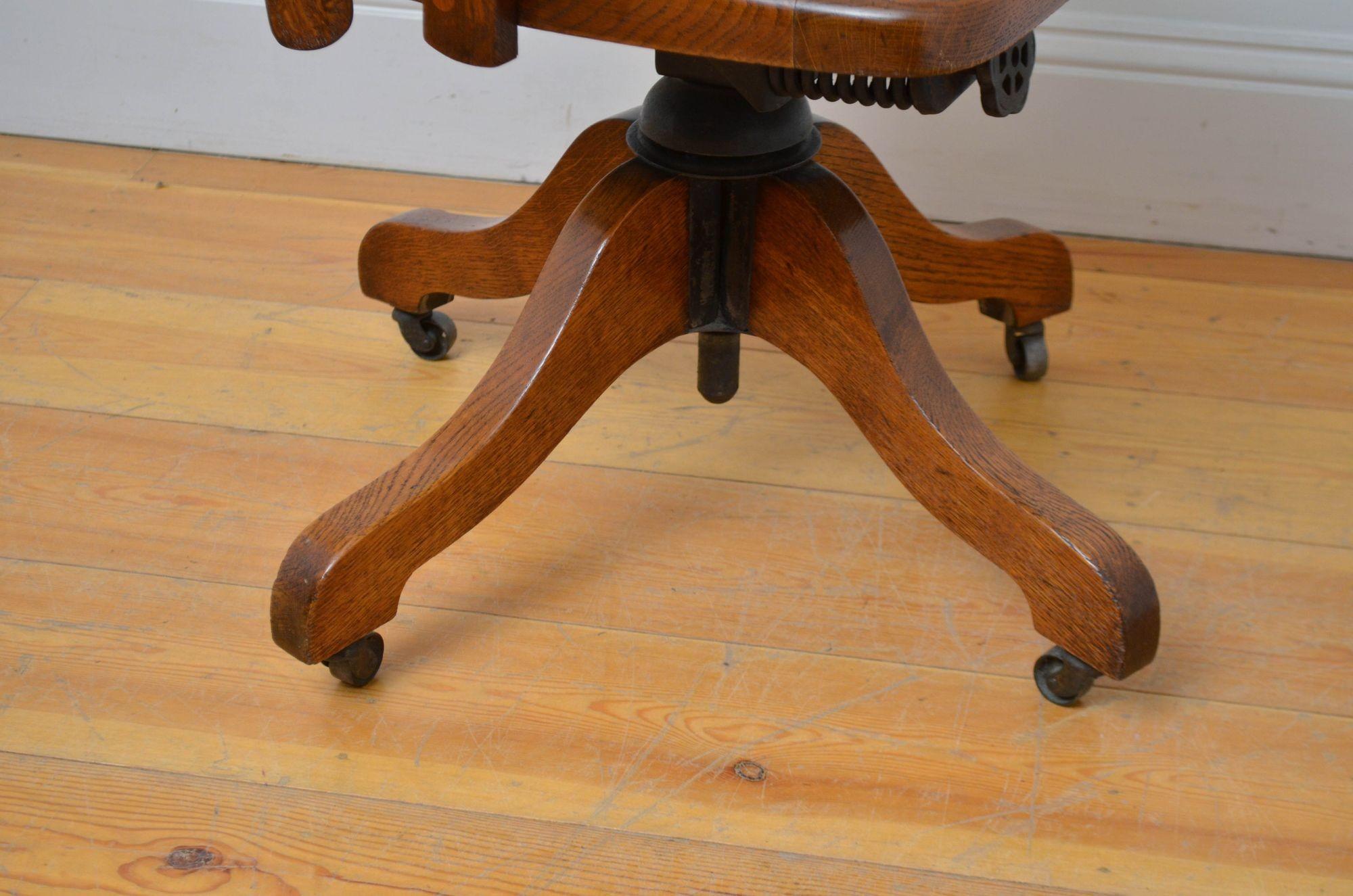 Drehbarer Schreibtischstuhl aus massiver Eiche, Anfang des XX. im Angebot 5