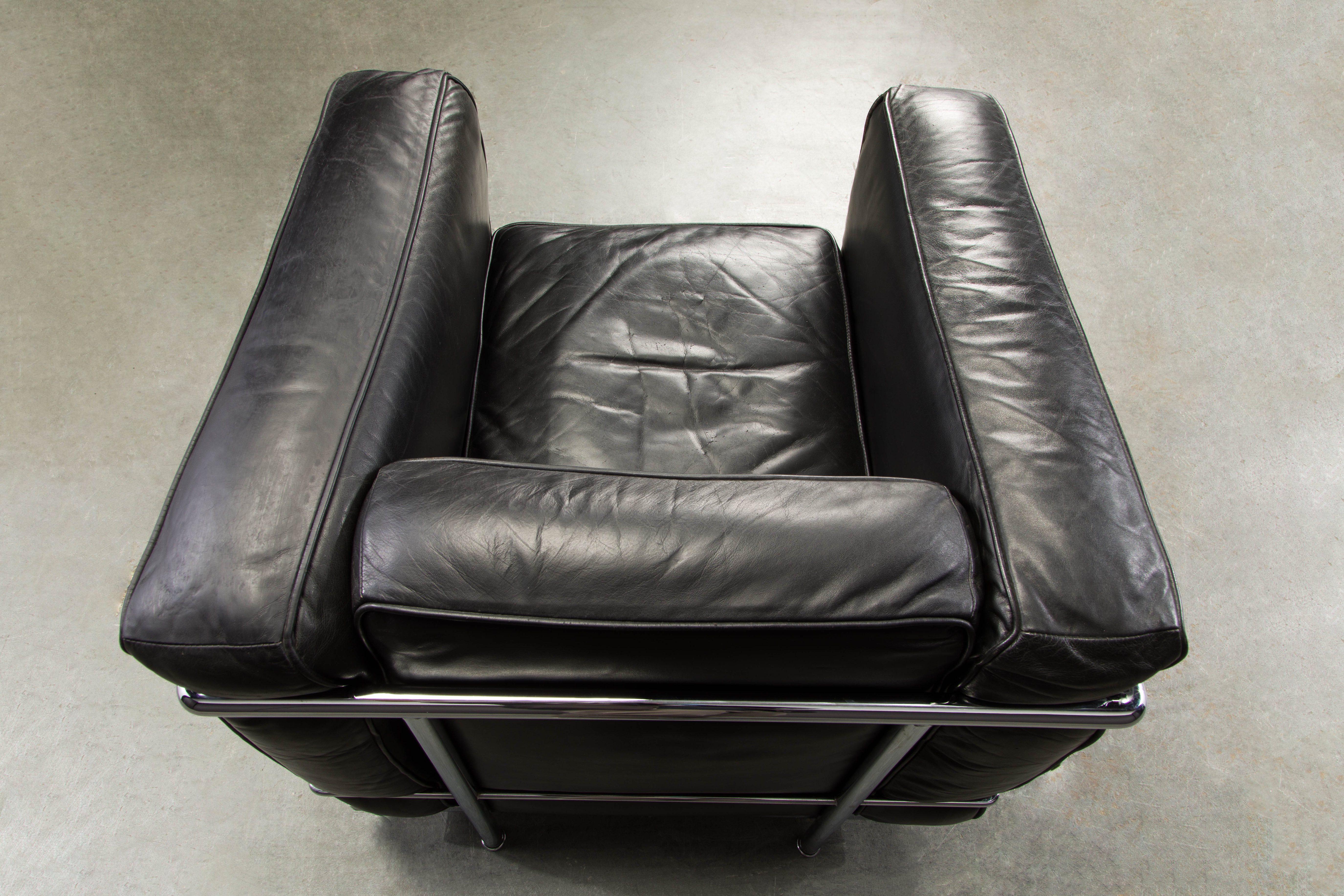 Early Year 'LC2' Black Leather Club Chairs by Le Corbusier for Cassina, Signed 9