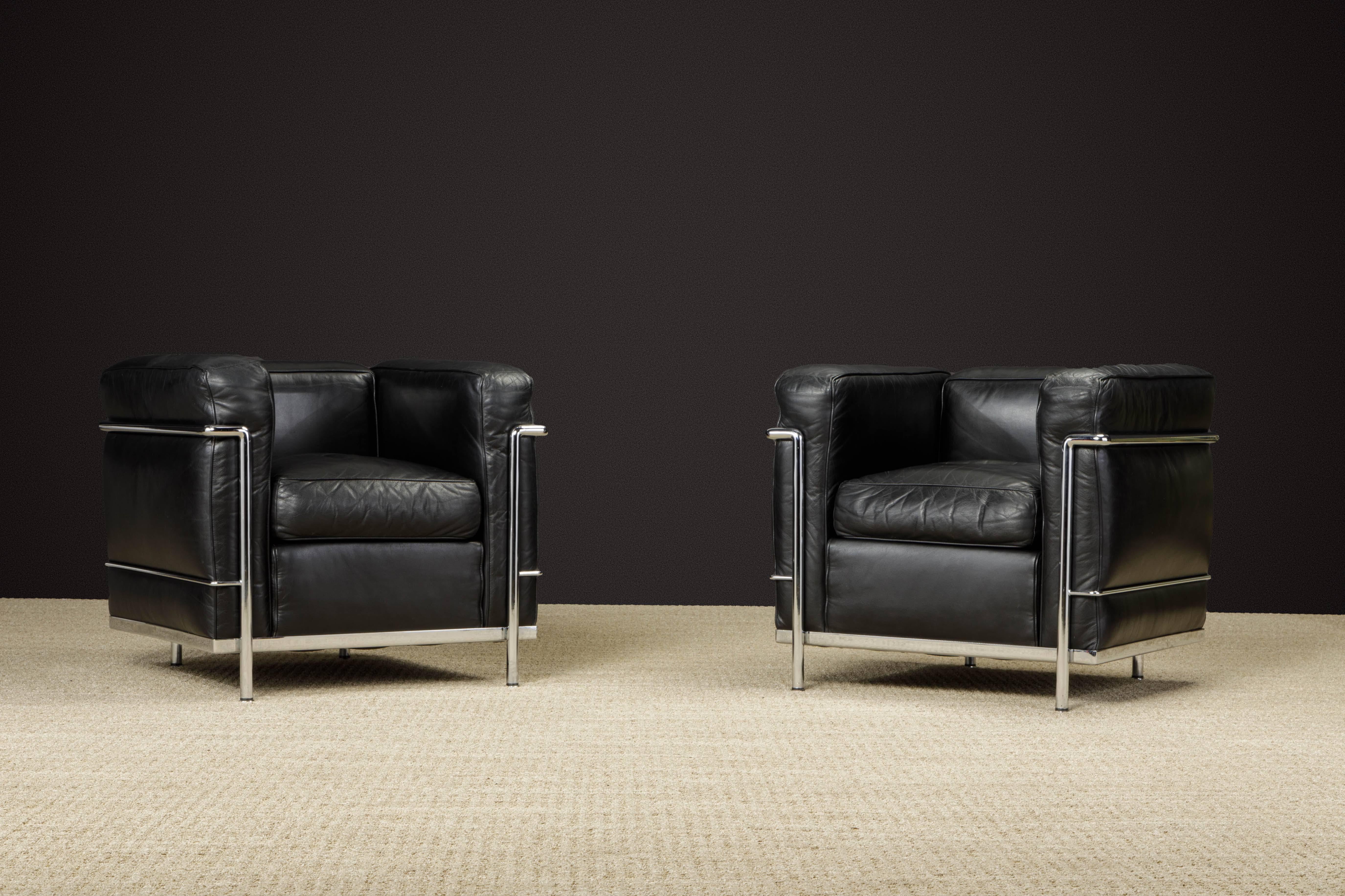 Cette paire incroyablement confortable de fauteuils club 'LC2' de Le Corbusier pour Cassina (authentiques exemplaires signés et produits en début d'année) en superbe cuir noir italien épais est en très bel état vintage avec une légère patine de cuir