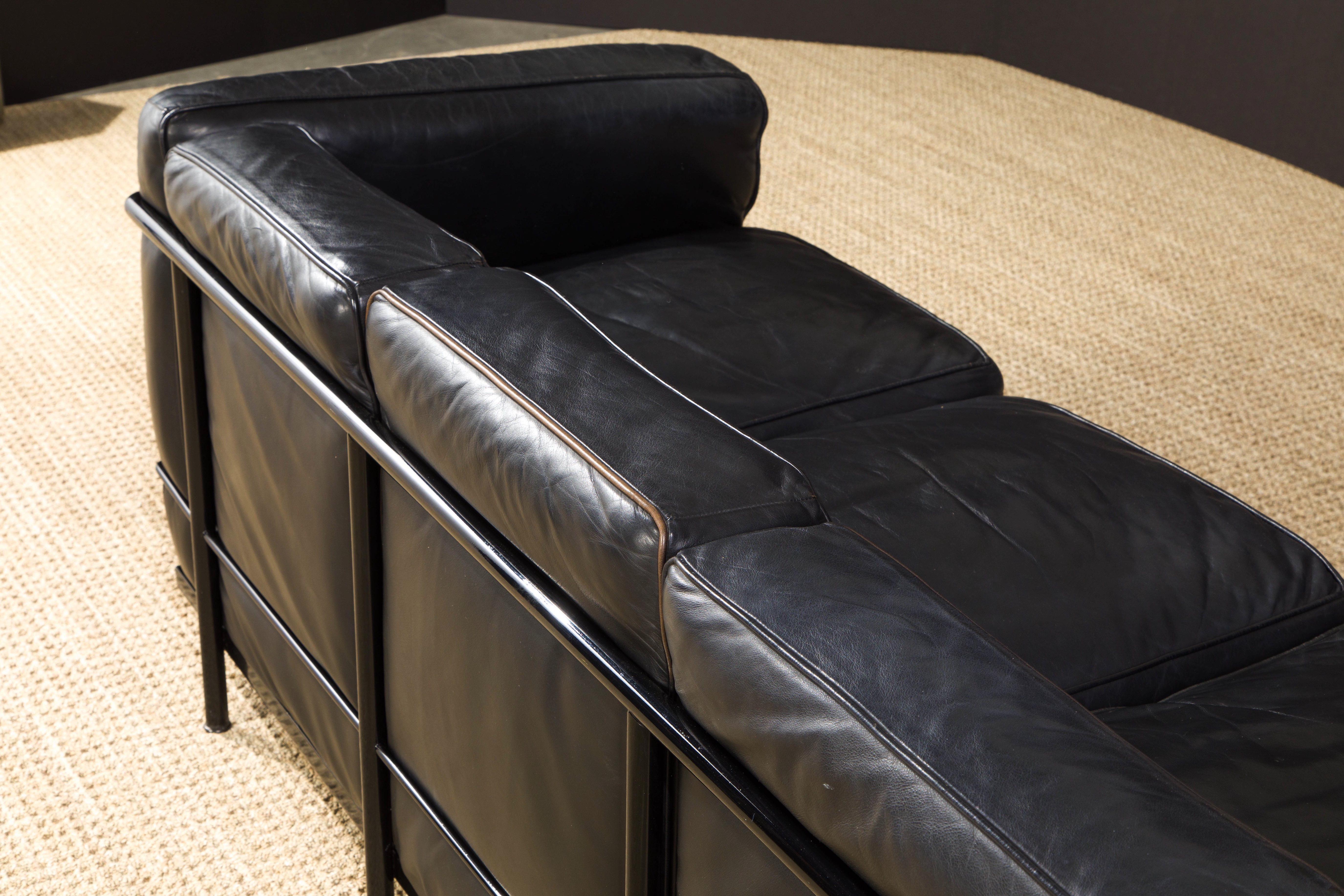 Frühes Jahr LC2 Dreisitzer-Sofa aus schwarzem Leder von Le Corbusier für Cassina, signiert im Angebot 3