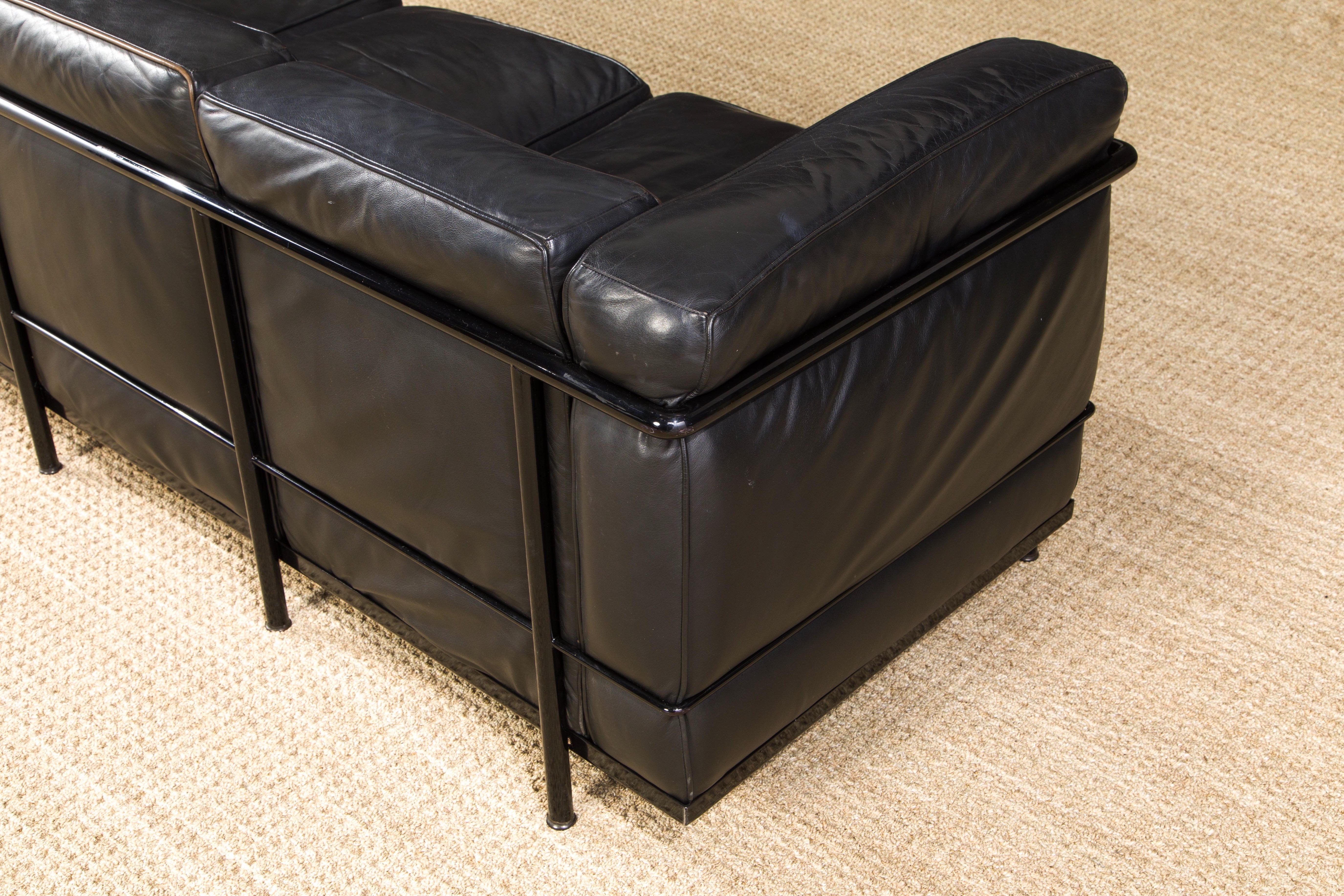 Early Year LC2 Black Leather Three-Seat Sofa by Le Corbusier for Cassina, Signed For Sale 1
