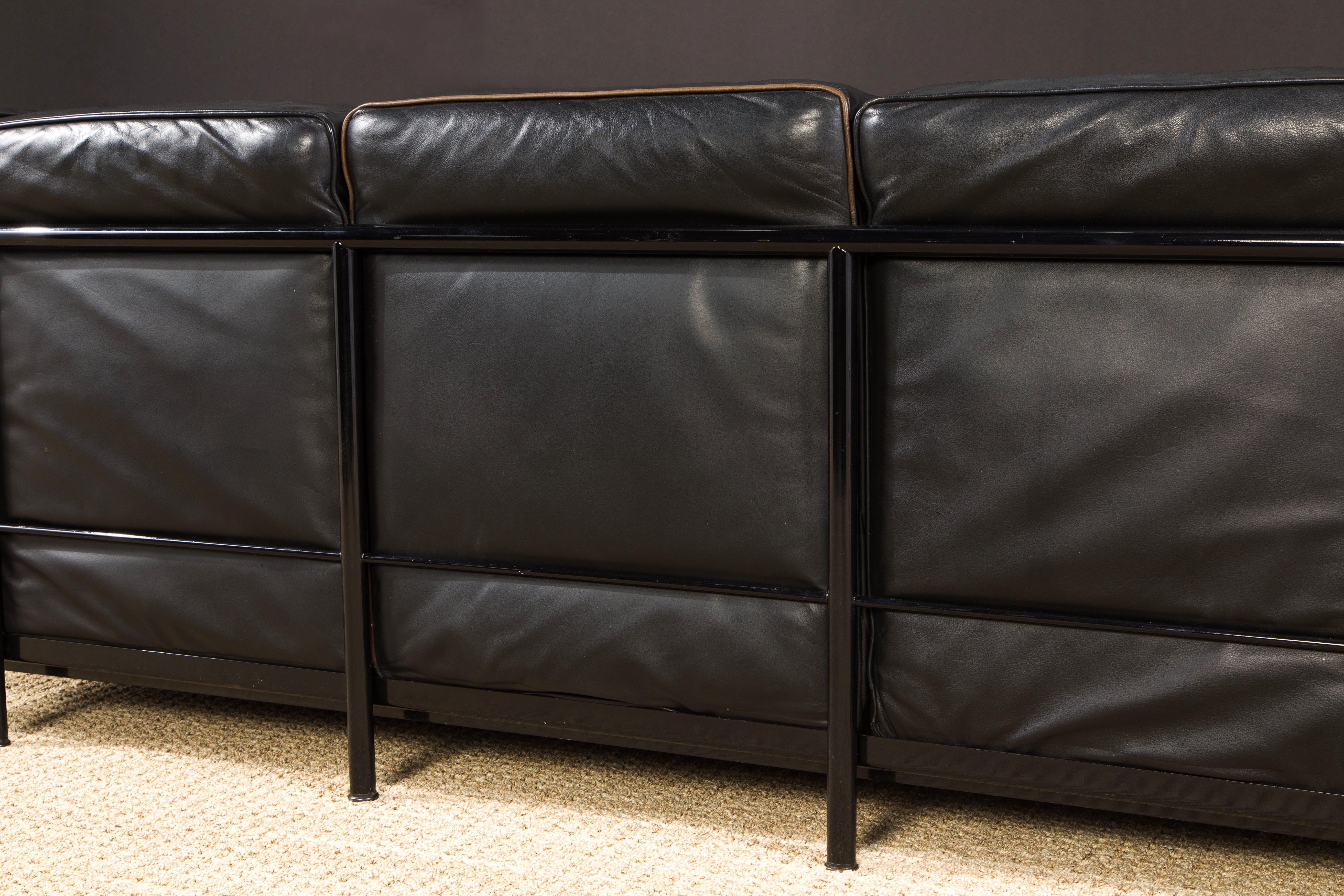 Début d'année LC2 Canapé trois places en cuir noir par Le Corbusier pour Cassina, signé en vente 2