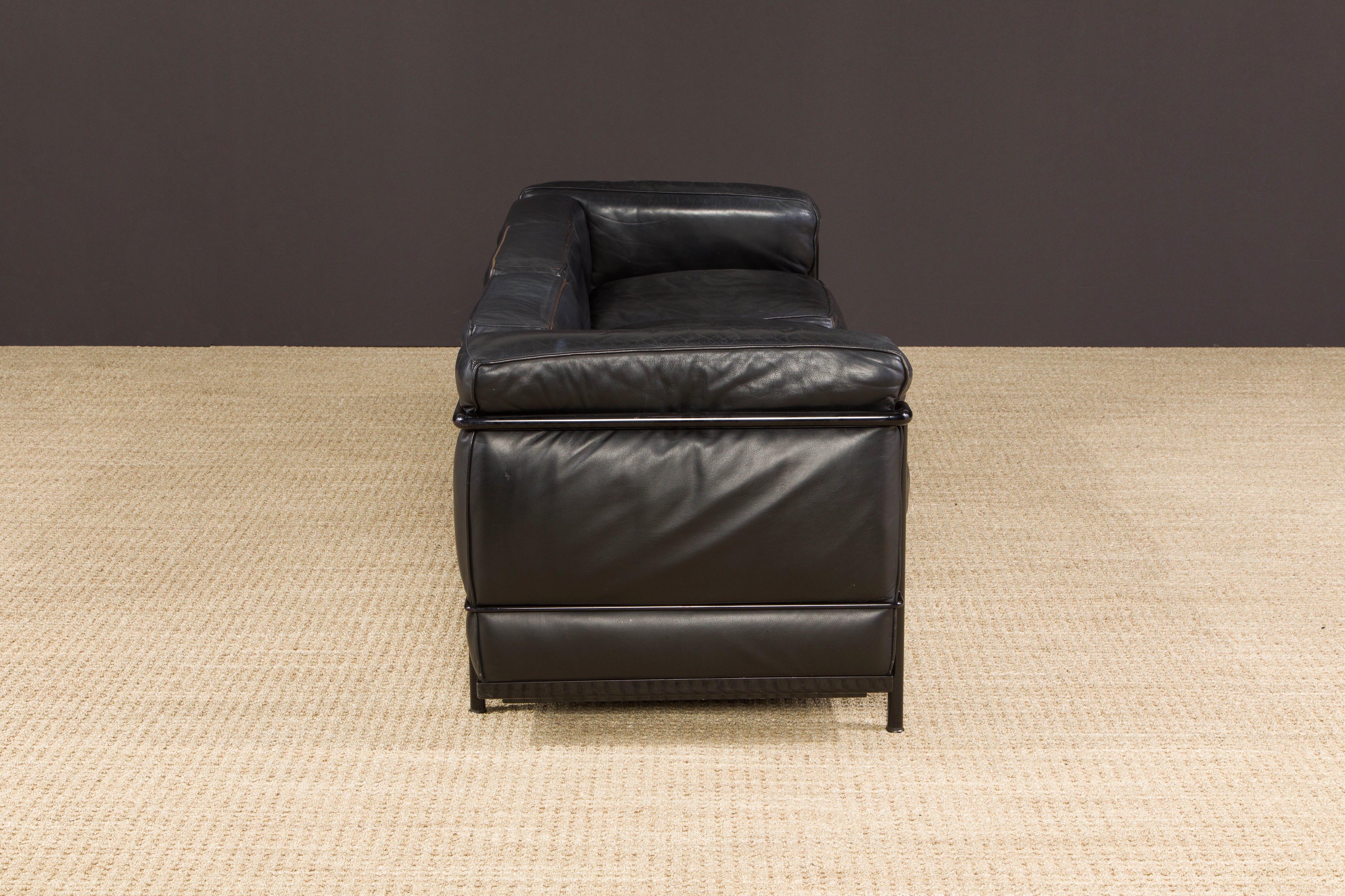 Début d'année LC2 Canapé trois places en cuir noir par Le Corbusier pour Cassina, signé en vente 3