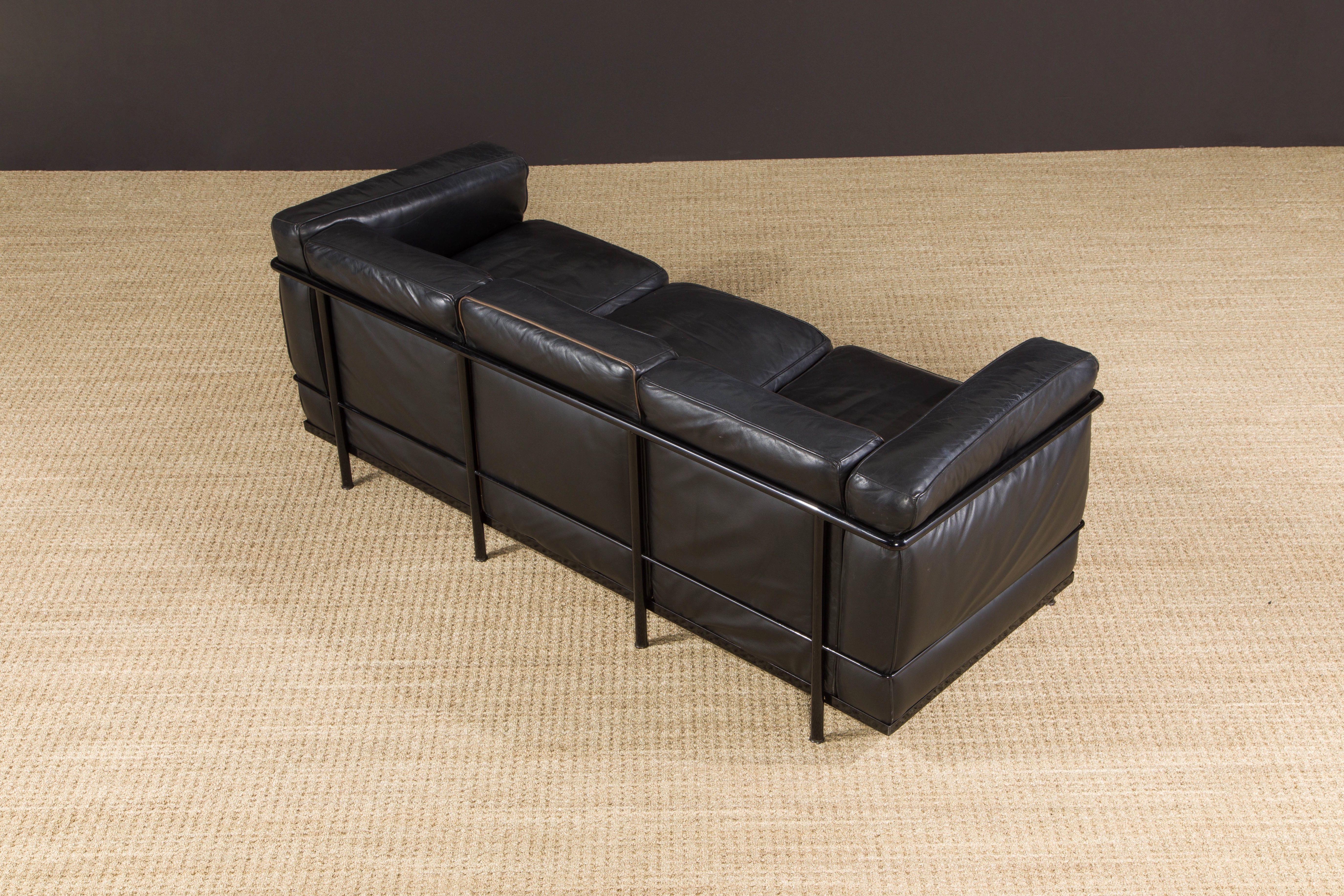 Early Year LC2 Black Leather Three-Seat Sofa by Le Corbusier for Cassina, Signed For Sale 5